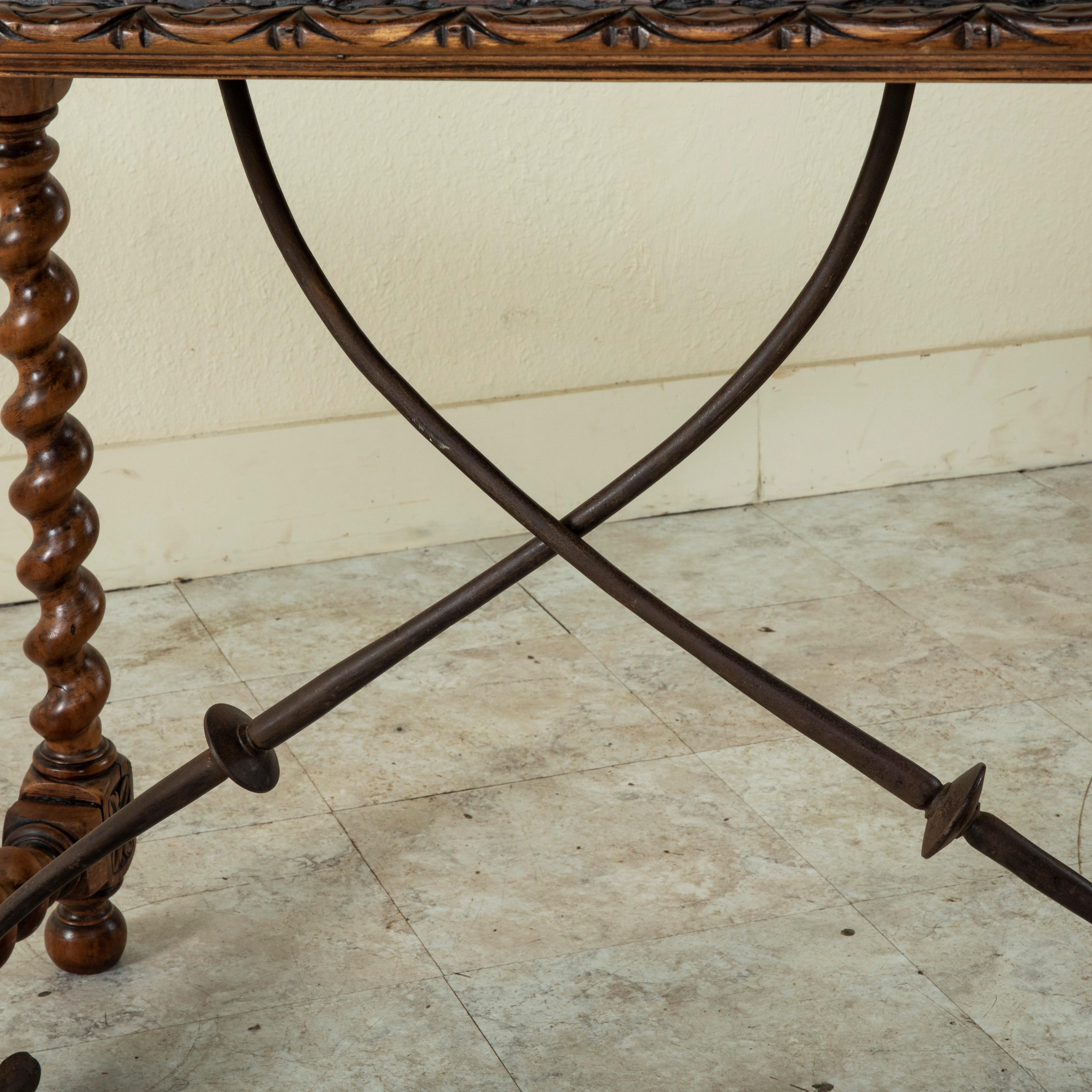 Table en noyer de style Renaissance espagnole du 19ème siècle avec traverse en fer forgé en vente 5