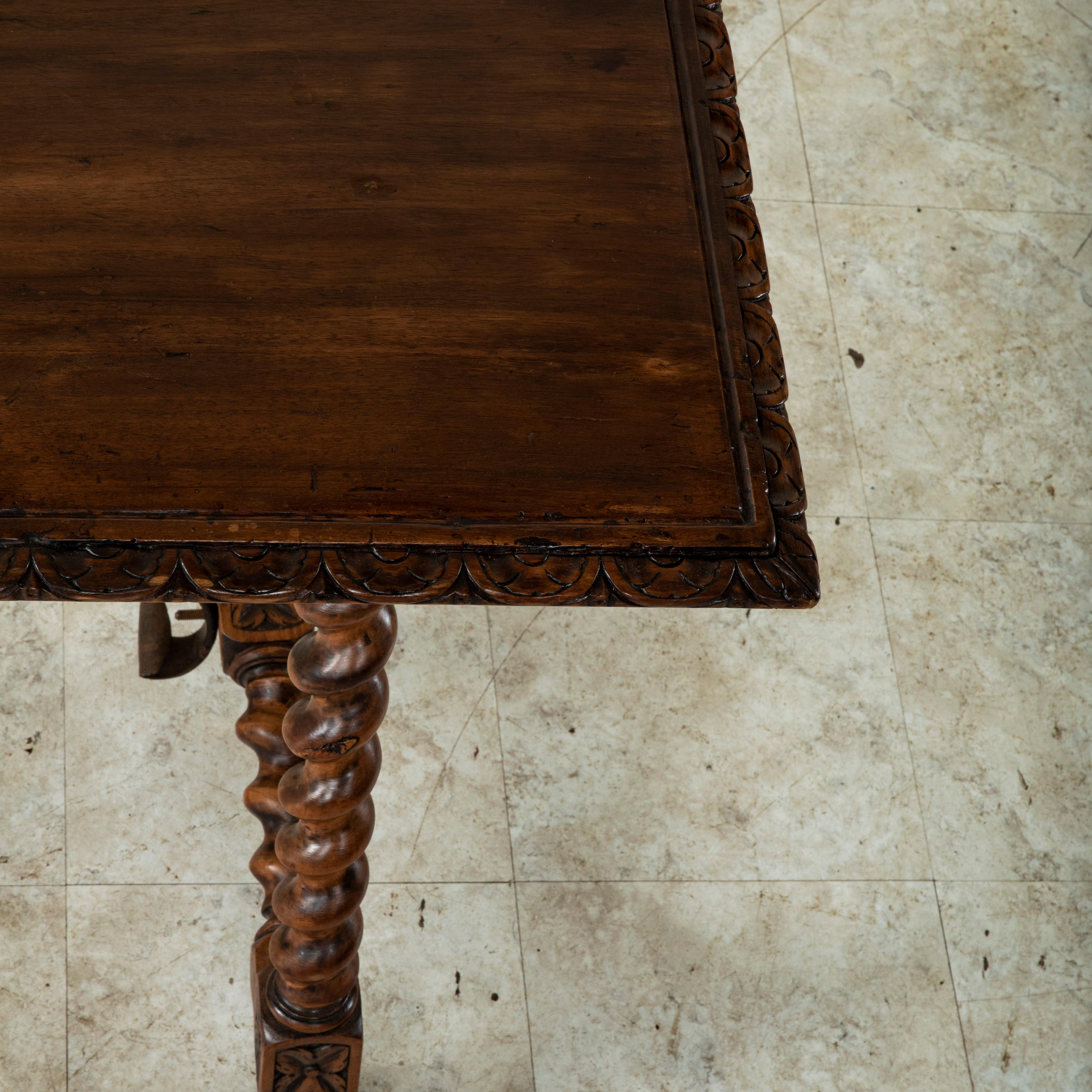 Table en noyer de style Renaissance espagnole du 19ème siècle avec traverse en fer forgé en vente 1