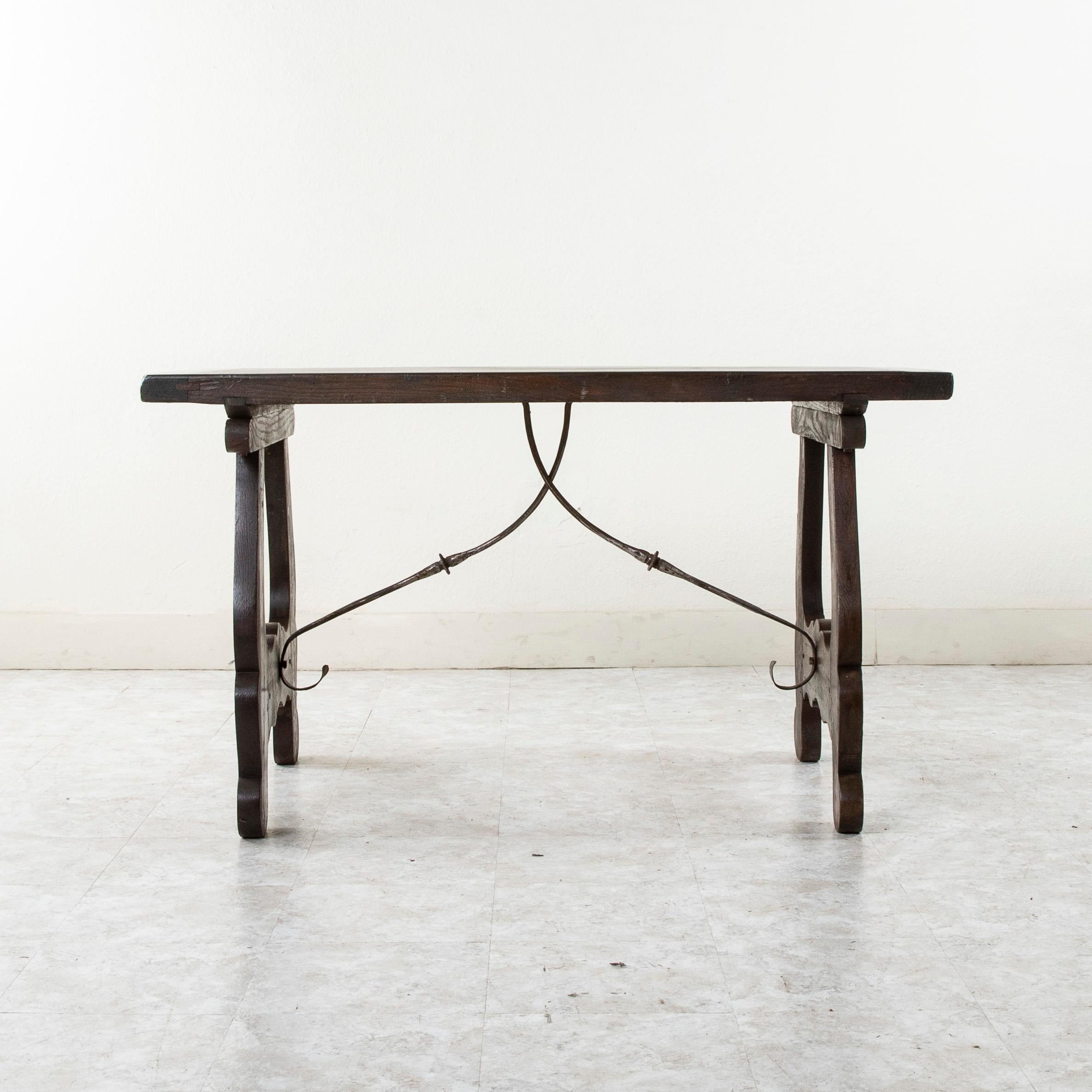 XIXe siècle Table à écrire en noyer de style Renaissance espagnole du 19e siècle avec traverse en fer en vente
