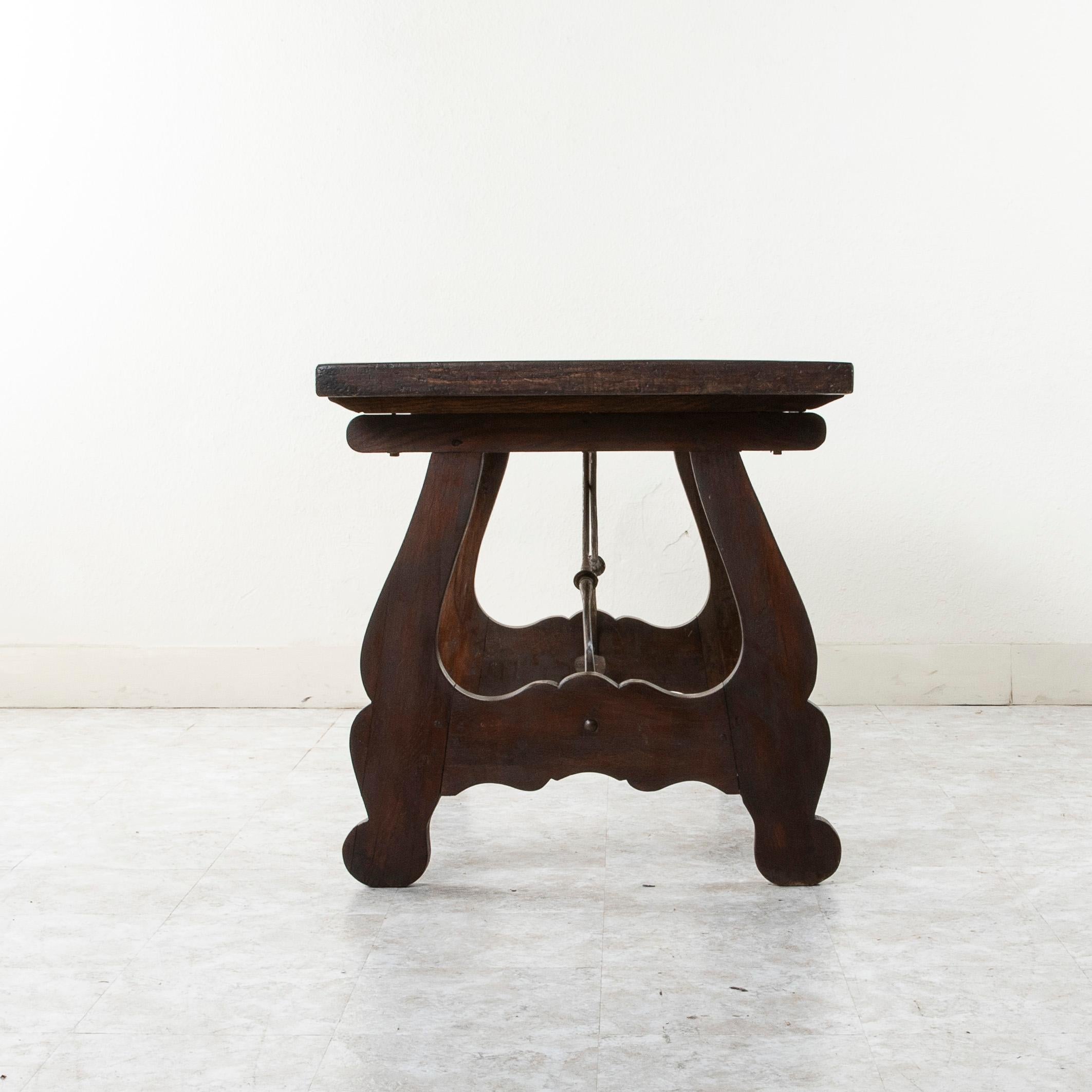 Fer Table à écrire en noyer de style Renaissance espagnole du 19e siècle avec traverse en fer en vente