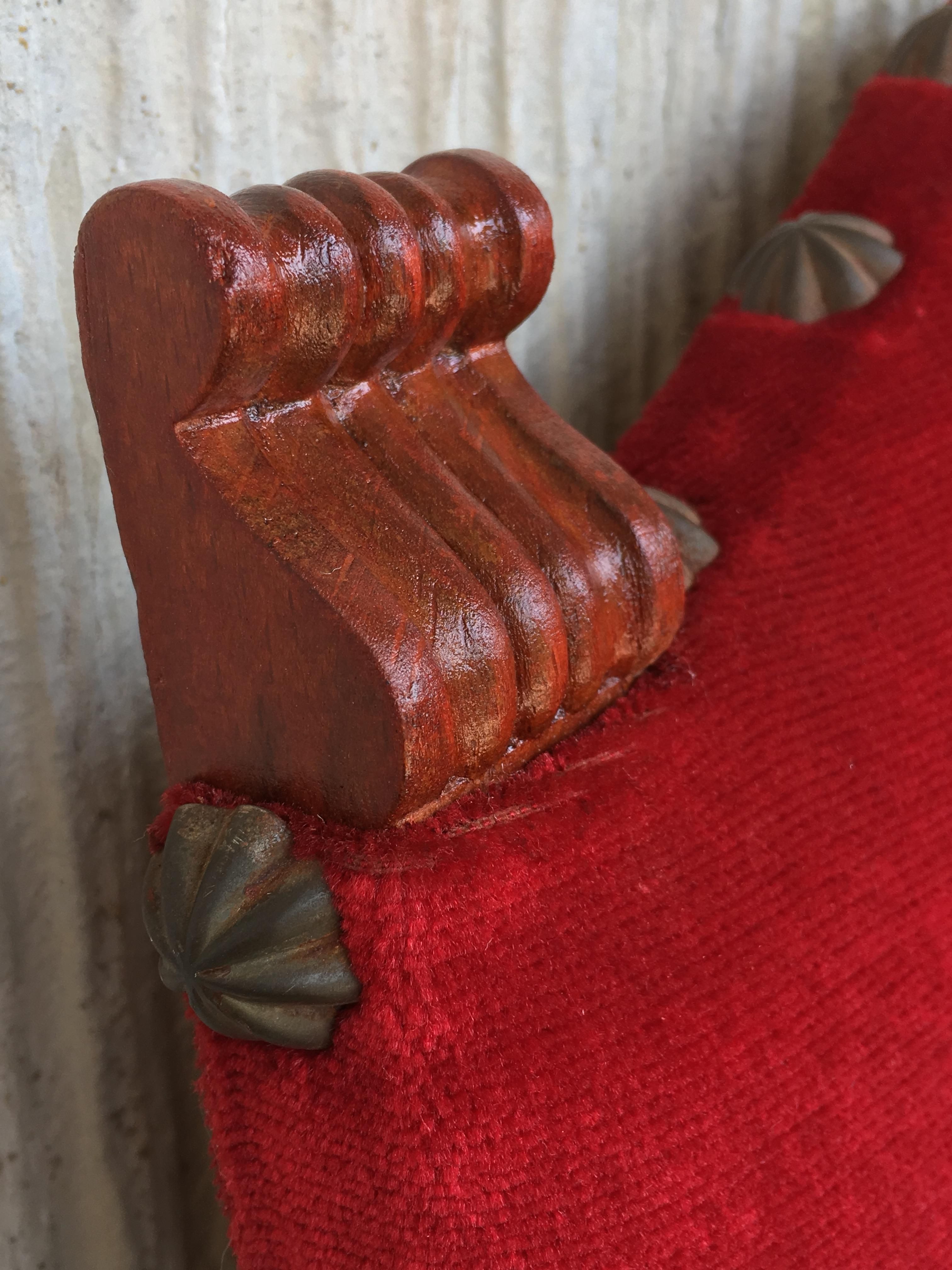 19. Jahrhundert Spanischer Revival-Sessel mit hoher Rückenlehne und roter Samtpolsterung im Angebot 7