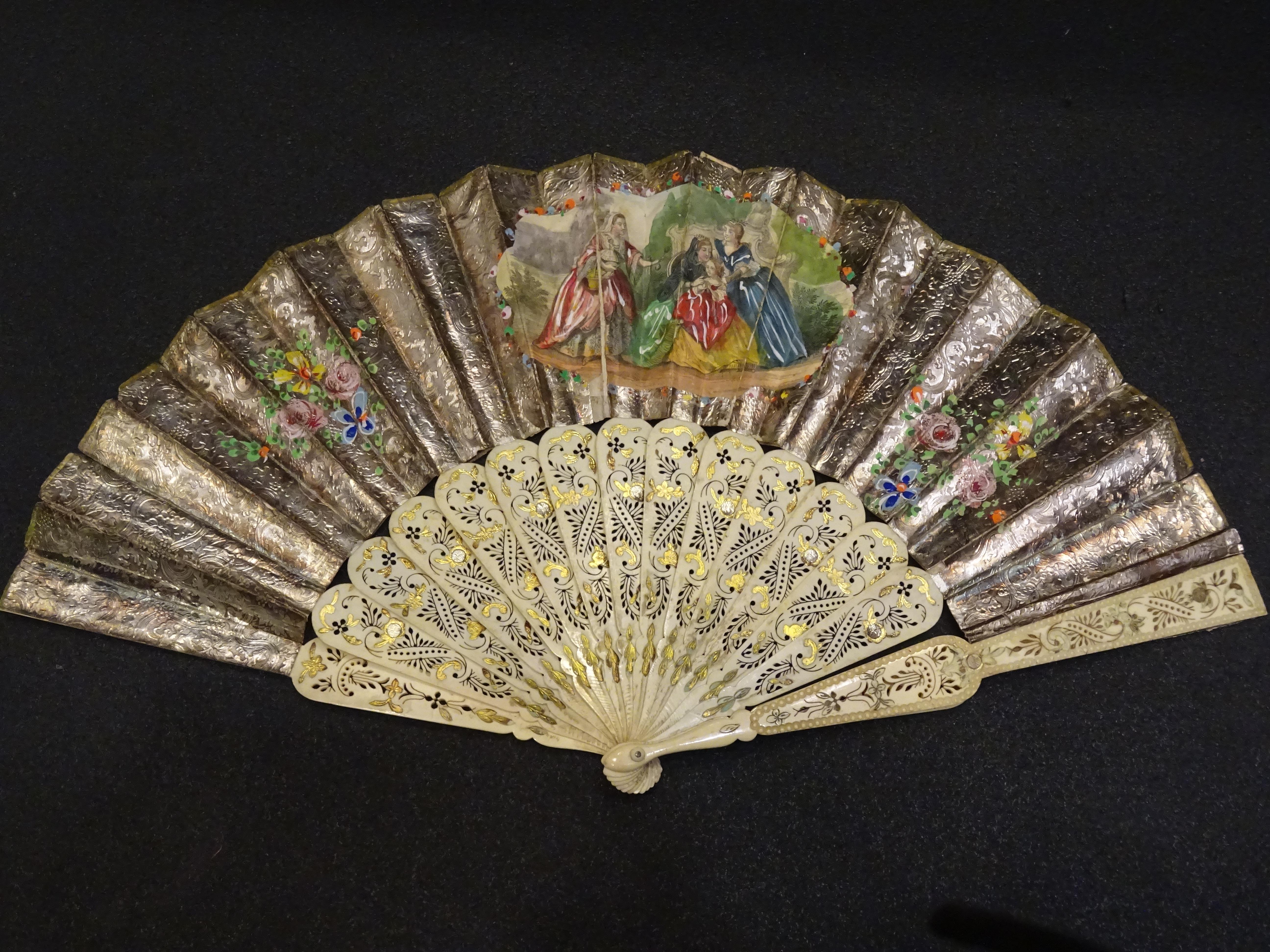 Amazing 19th century Spanish gold and silver with corla paper fan!! With printed and colored customs and romantics scenes, the linkage is in die-cut bone with floral motifs and enriched with gold.
Is a really work of art, unique, very difficult to