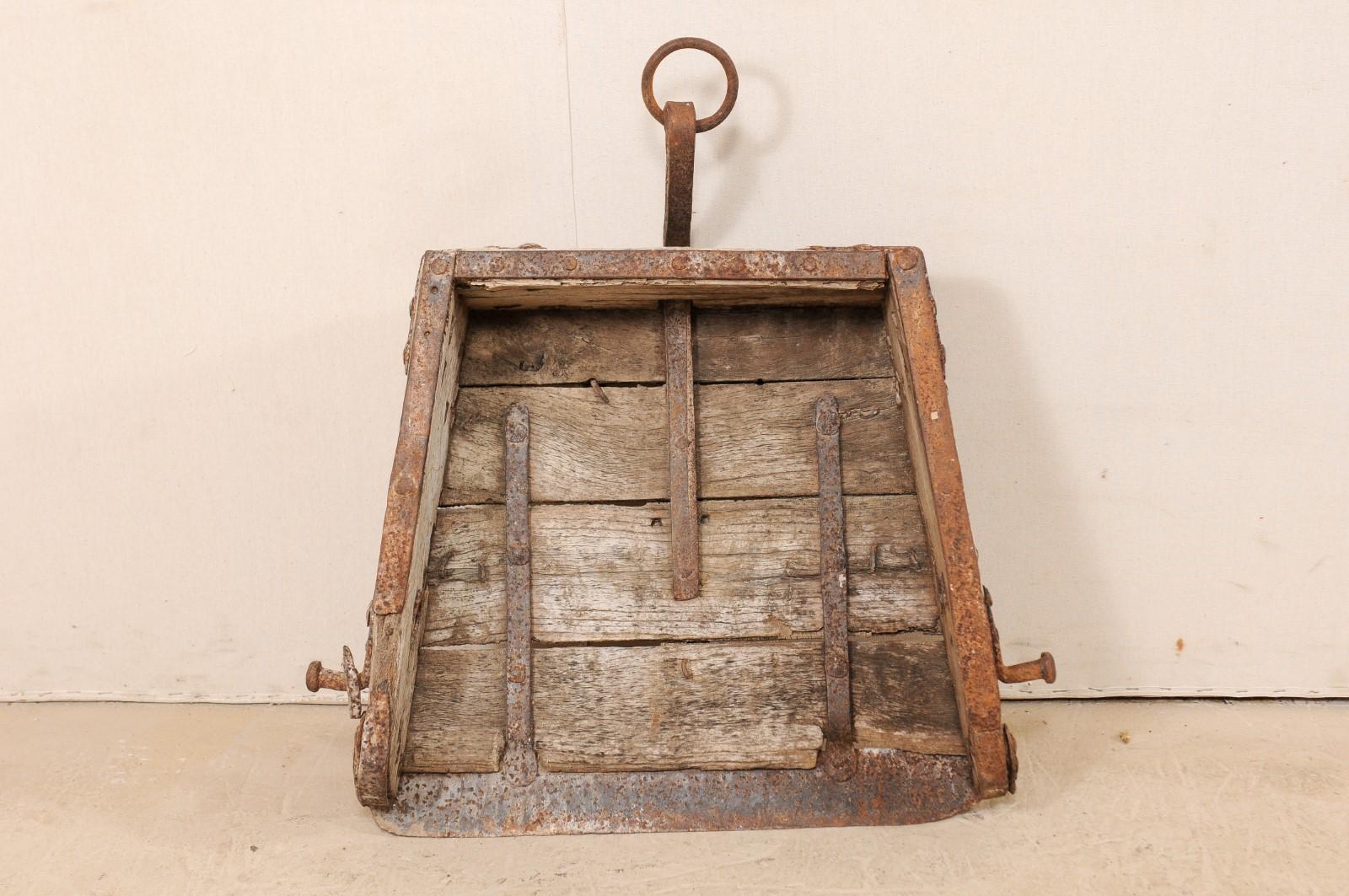 Fer Cuillère ou flûte espagnole du 19ème siècle en bois et en fer avec un aspect de ferme rustique en vente