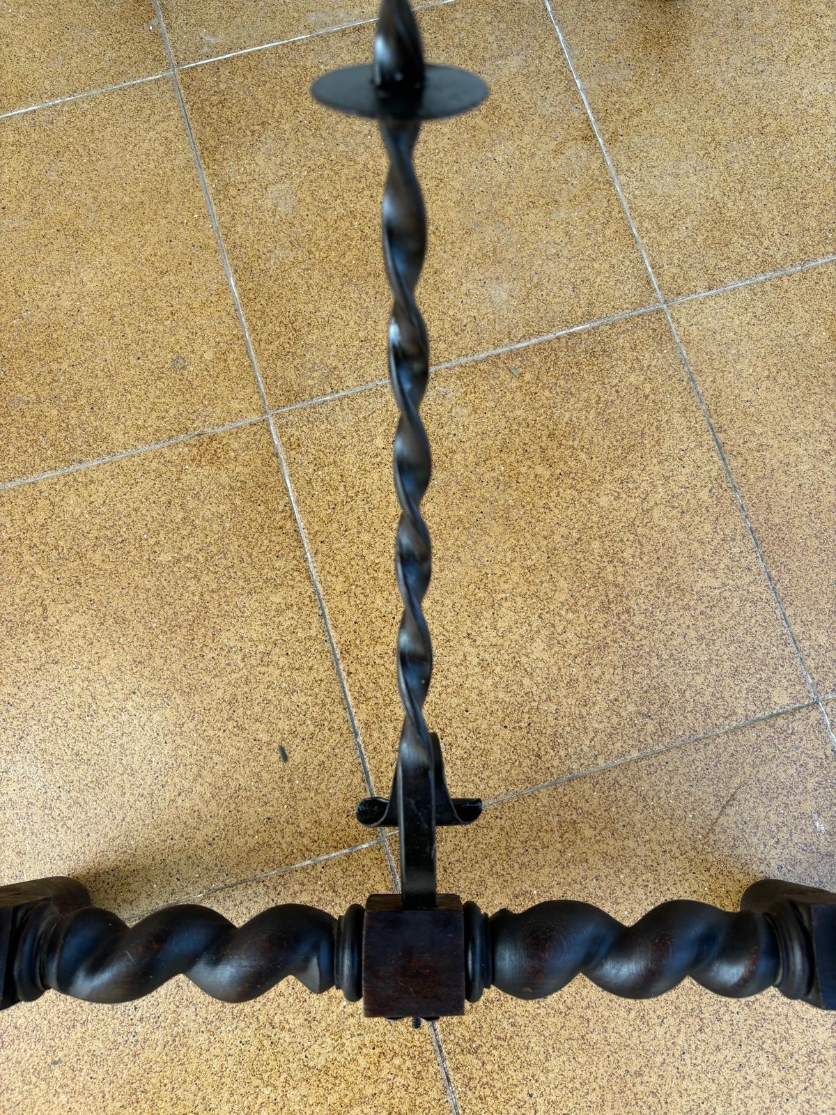 Table d'appoint espagnole du XIXe siècle avec pieds tournés carénés et traverse en fer, 1850 en vente 5