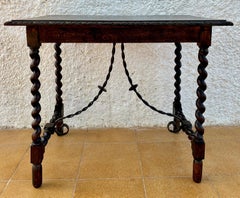 Tavolino spagnolo del XIX secolo con gambe tornite e barella in ferro, 1850