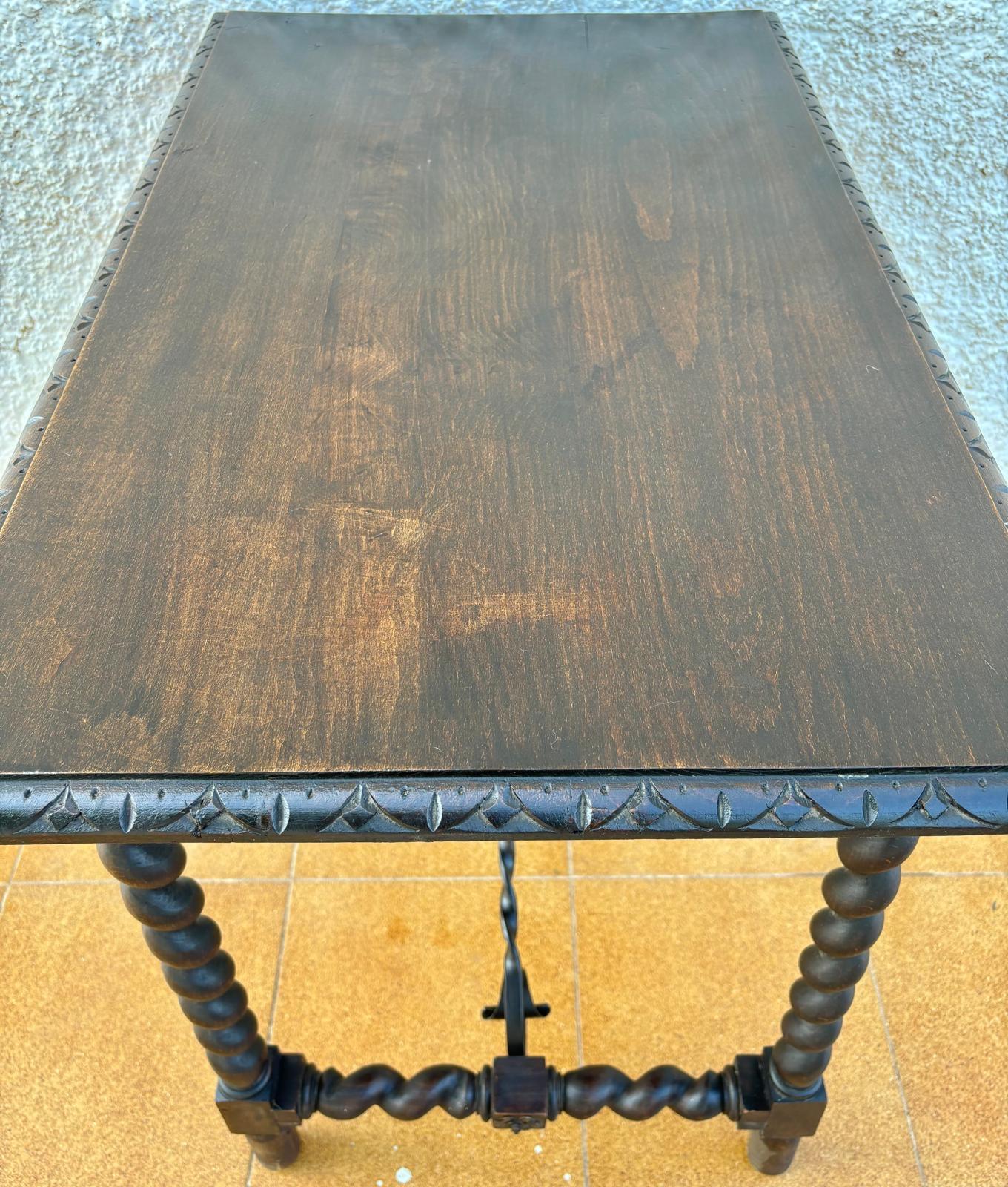 Espagnol 19th Century Spanish Side Table with Cared Turned Legs and Iron Stretcher, 1850 en vente