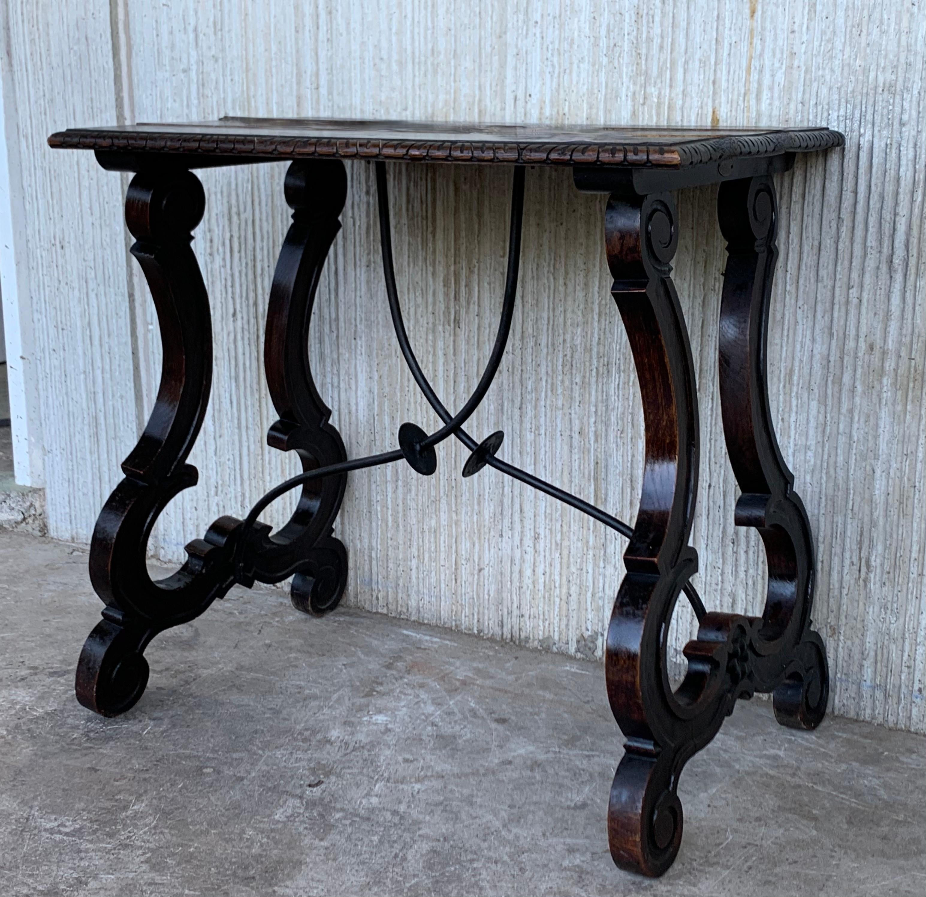 table d'appoint espagnole du 19ème siècle avec un pied en forme de lyre sculpté à la main et un châssis en fer.
Exquise table à tréteaux Fratino en bois de noyer, sculptée à la main, à pieds en forme de lyre, avec traverses en fer, de style