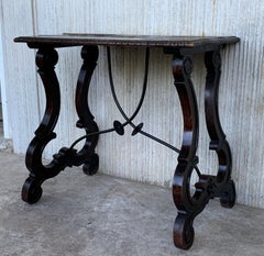 Table d'appoint espagnole du 19ème siècle avec pieds en forme de lyre sculptés à la main et traverse en fer
