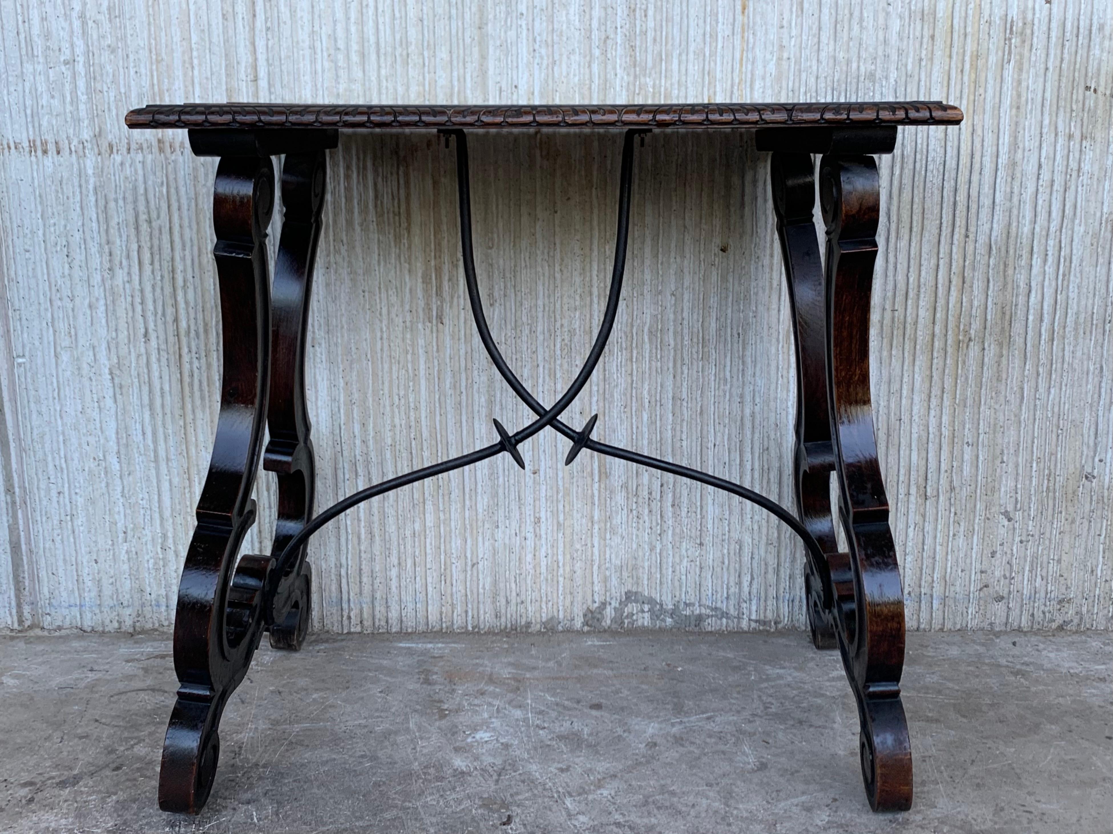 Baroque Table d'appoint espagnole du 19ème siècle avec pieds en forme de lyre sculptés à la main et traverse en fer en vente