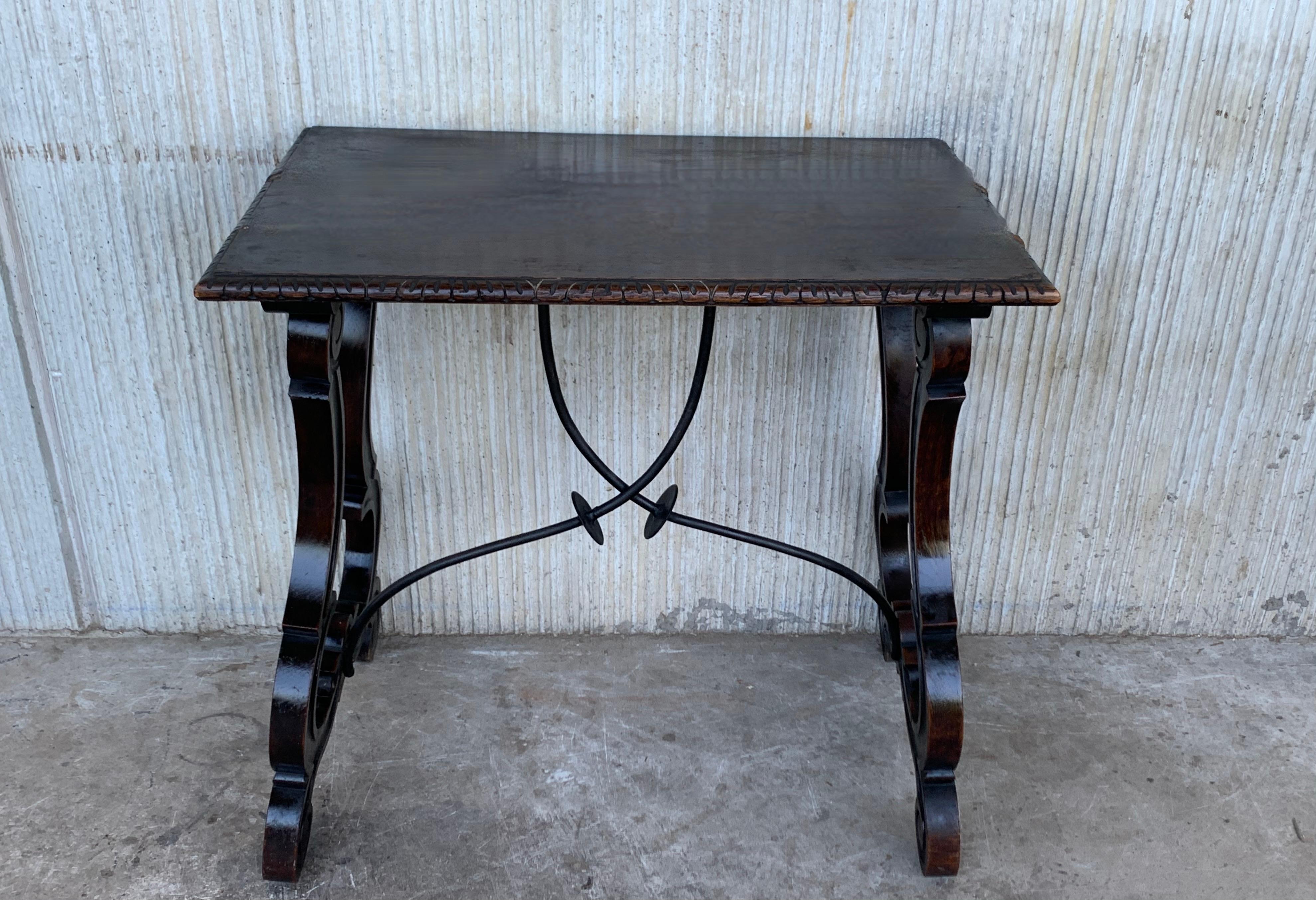 Espagnol Table d'appoint espagnole du 19ème siècle avec pieds en forme de lyre sculptés à la main et traverse en fer en vente