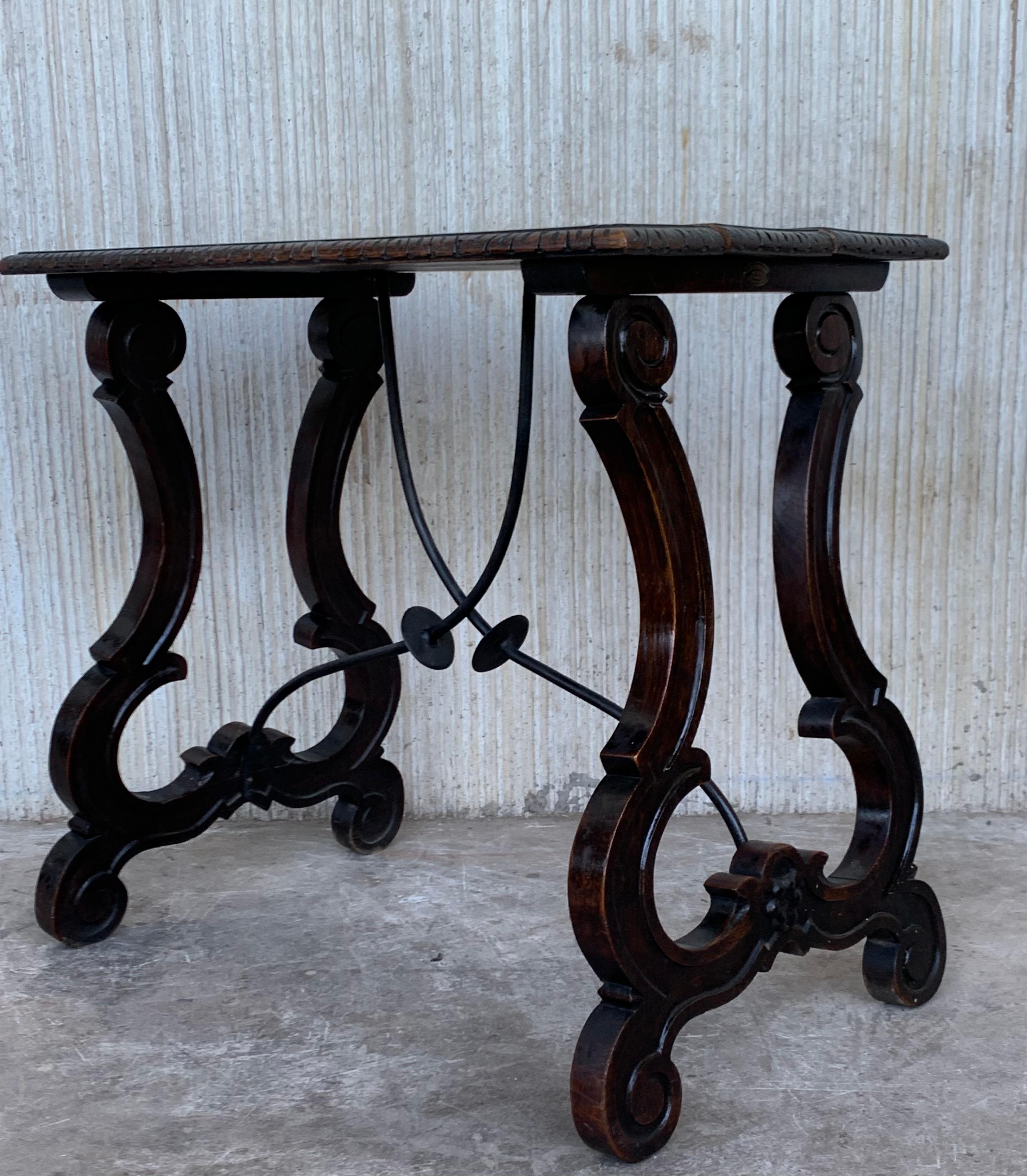 Table d'appoint espagnole du 19ème siècle avec pieds en forme de lyre sculptés à la main et traverse en fer Bon état - En vente à Miami, FL
