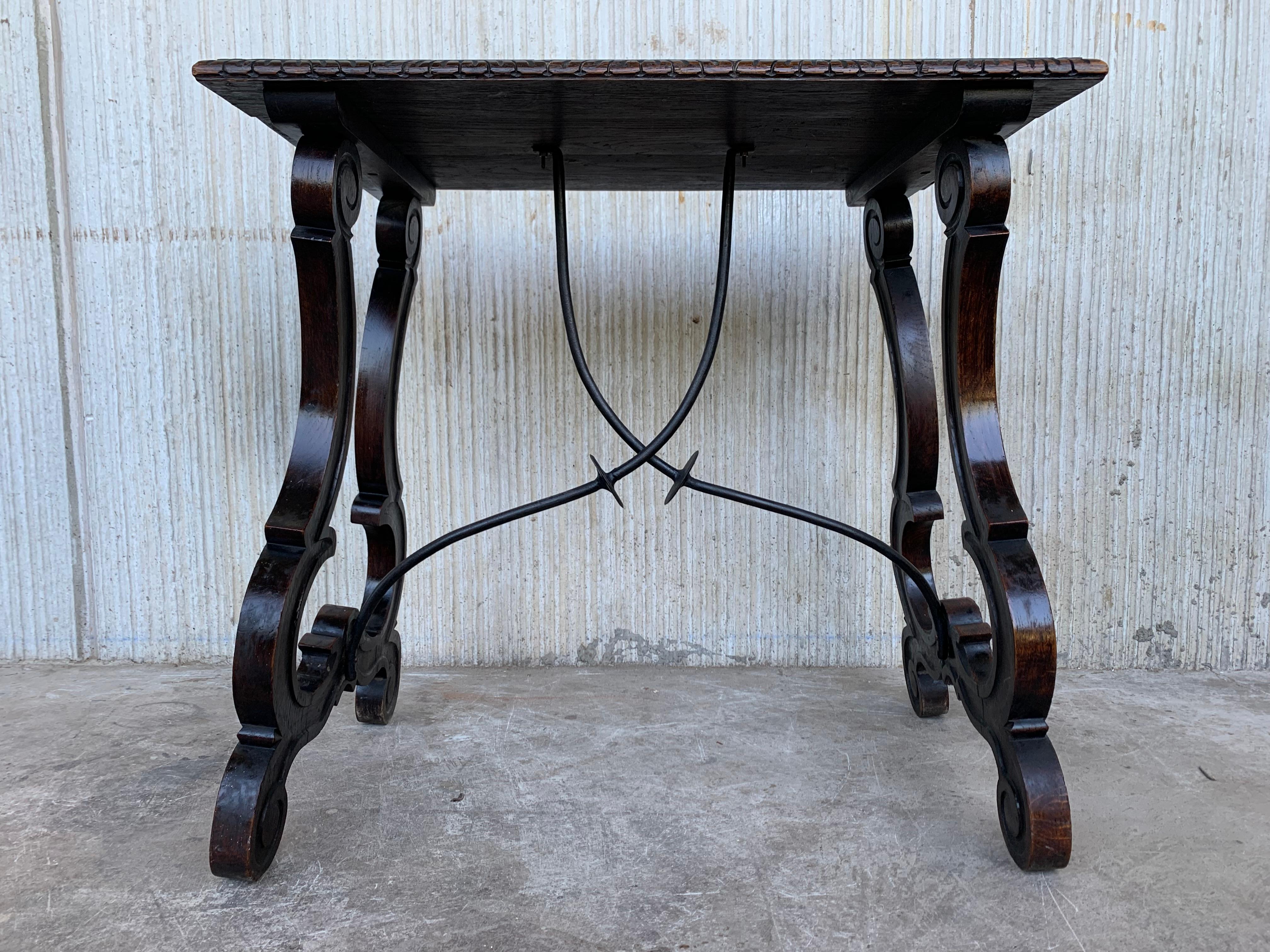 XIXe siècle Table d'appoint espagnole du 19ème siècle avec pieds en forme de lyre sculptés à la main et traverse en fer en vente