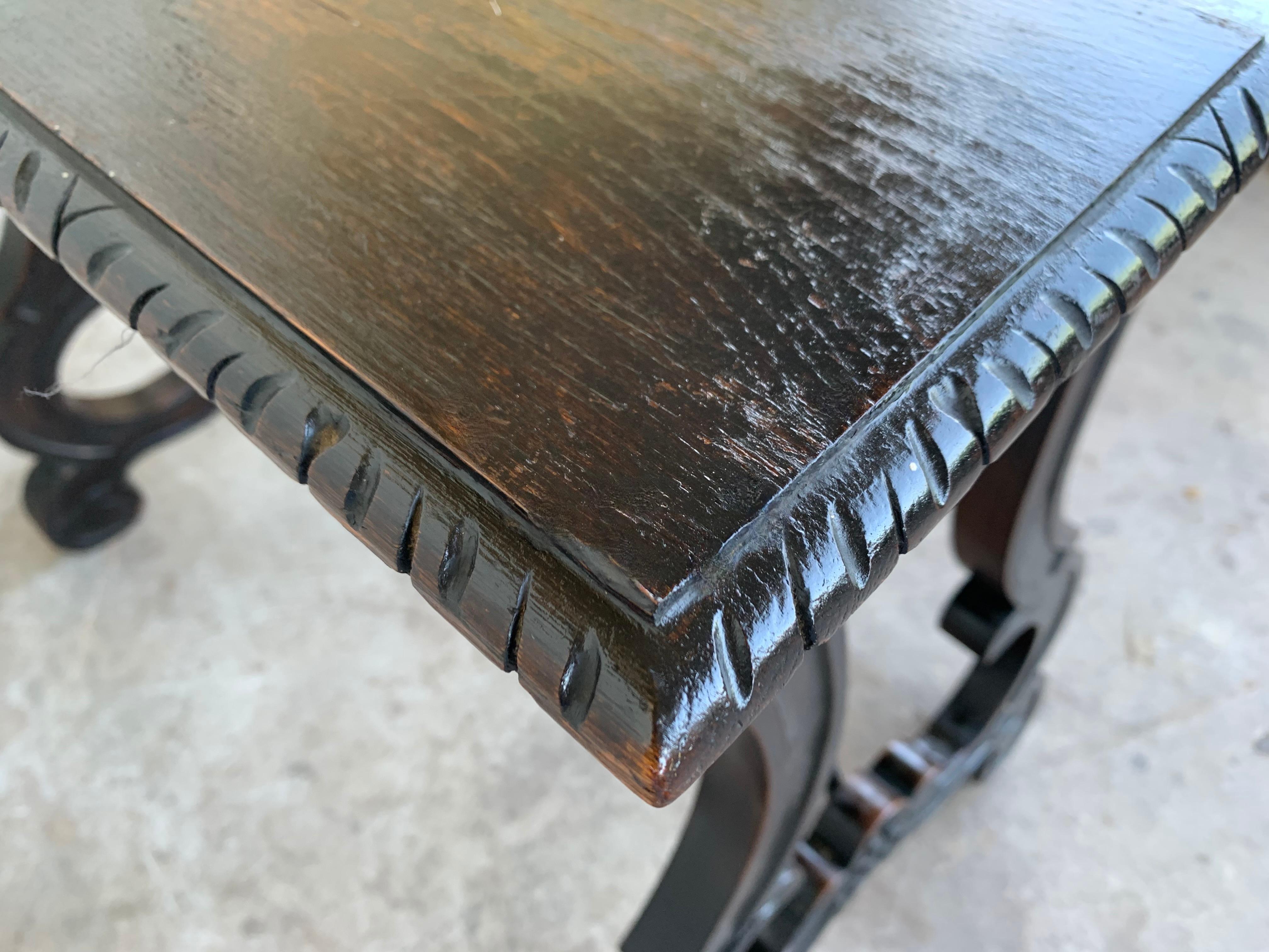 Fer Table d'appoint espagnole du 19ème siècle avec pieds en forme de lyre sculptés à la main et traverse en fer en vente