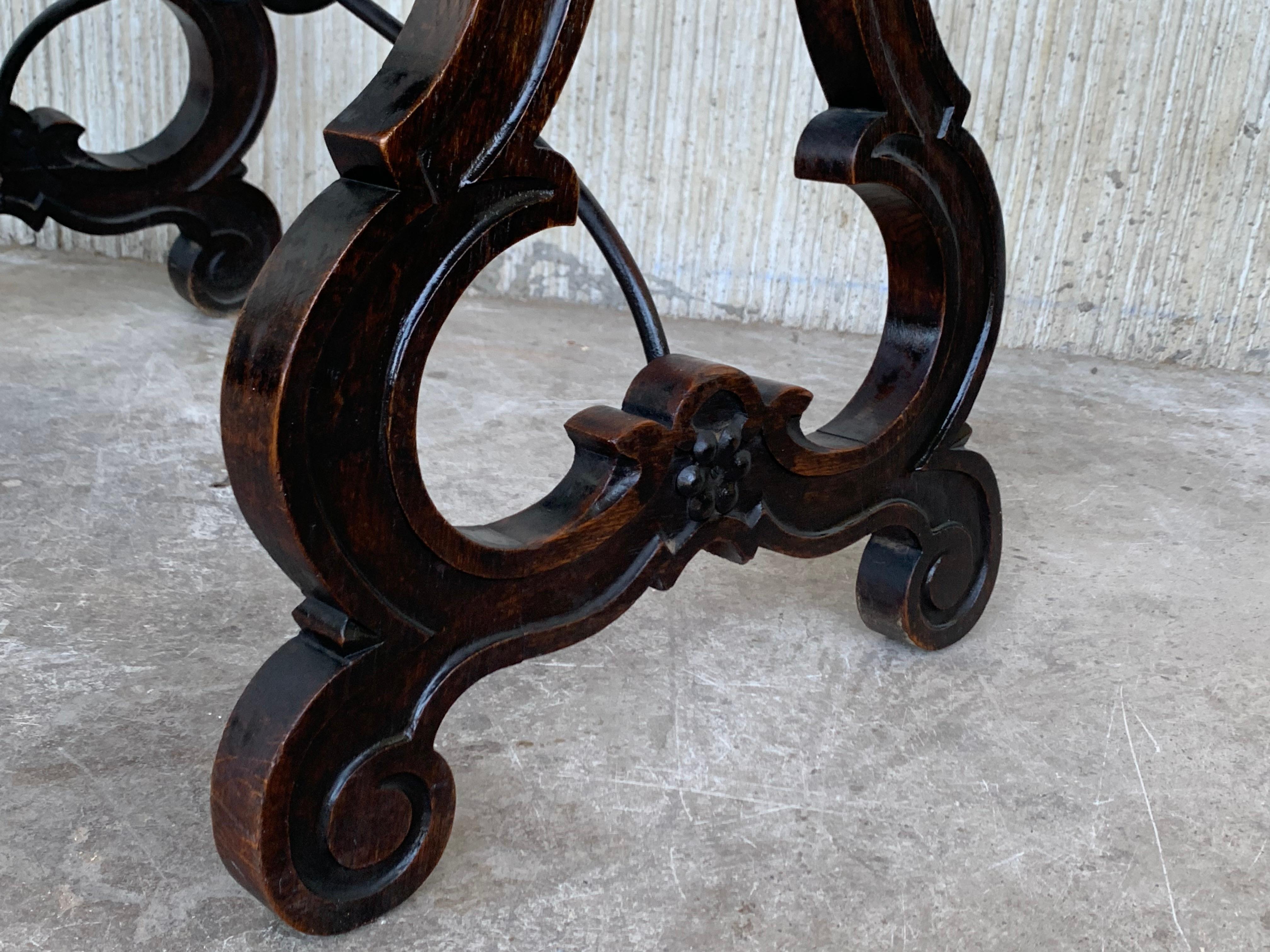 Table d'appoint espagnole du 19ème siècle avec pieds en forme de lyre sculptés à la main et traverse en fer en vente 1