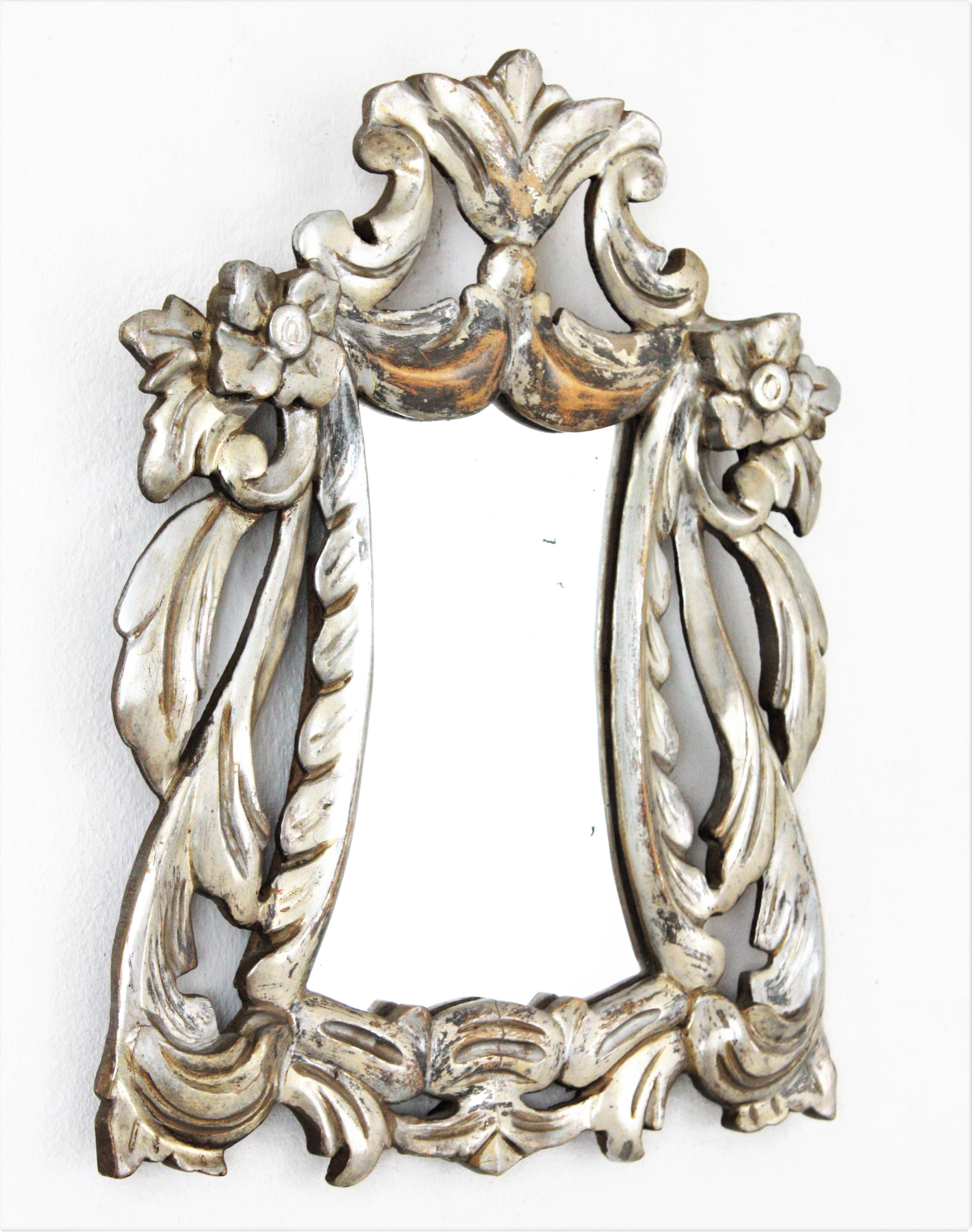 Foliage Floral Petite Wall Mirror, Carved Wood, Silver Leaf.
A lovely hand carved small mirror with silver leaf finishing, Spain, early 20th century.
This beautiful mirror has a frame with foliage motifs and carved flowers.
This piece still retains