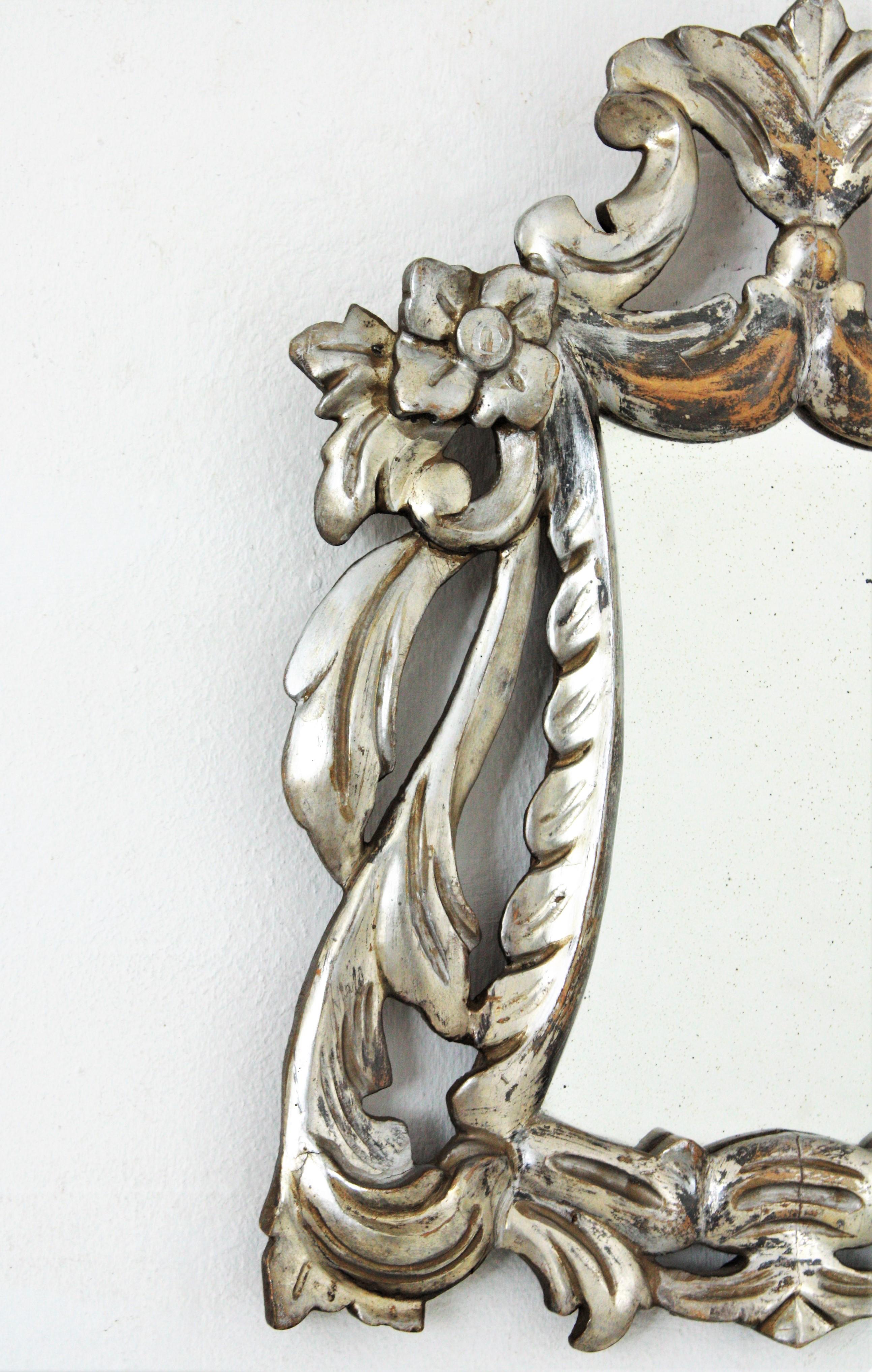 Néoclassique Miroir espagnol en bois sculpté et doré A Silver en vente
