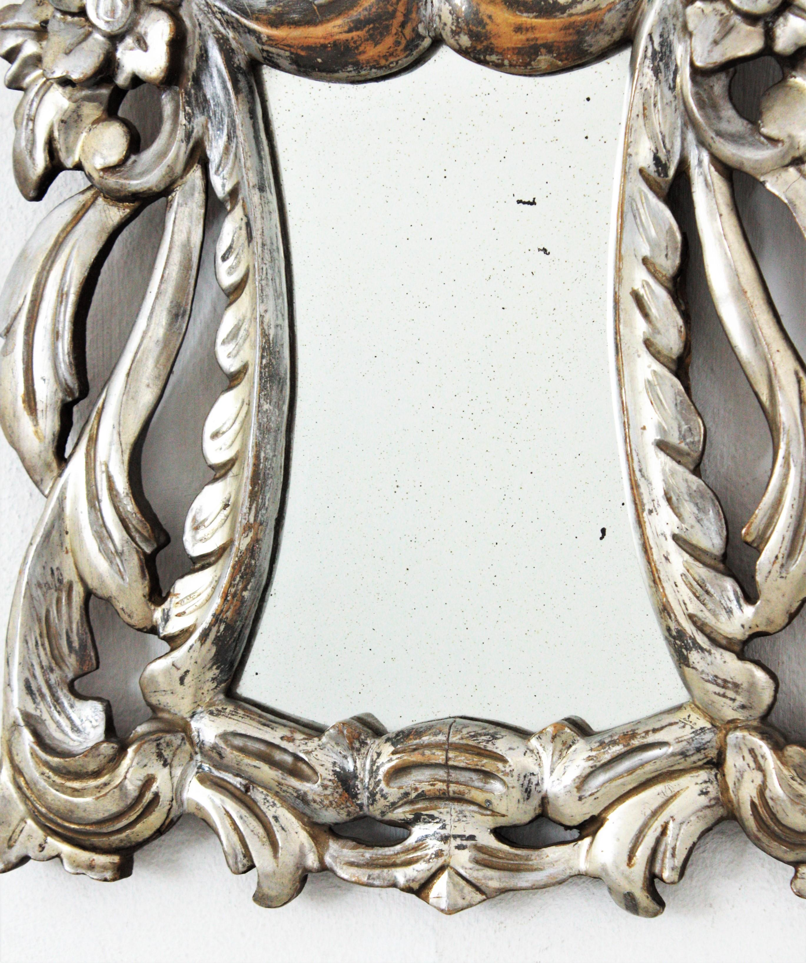 Sculpté à la main Miroir espagnol en bois sculpté et doré A Silver en vente