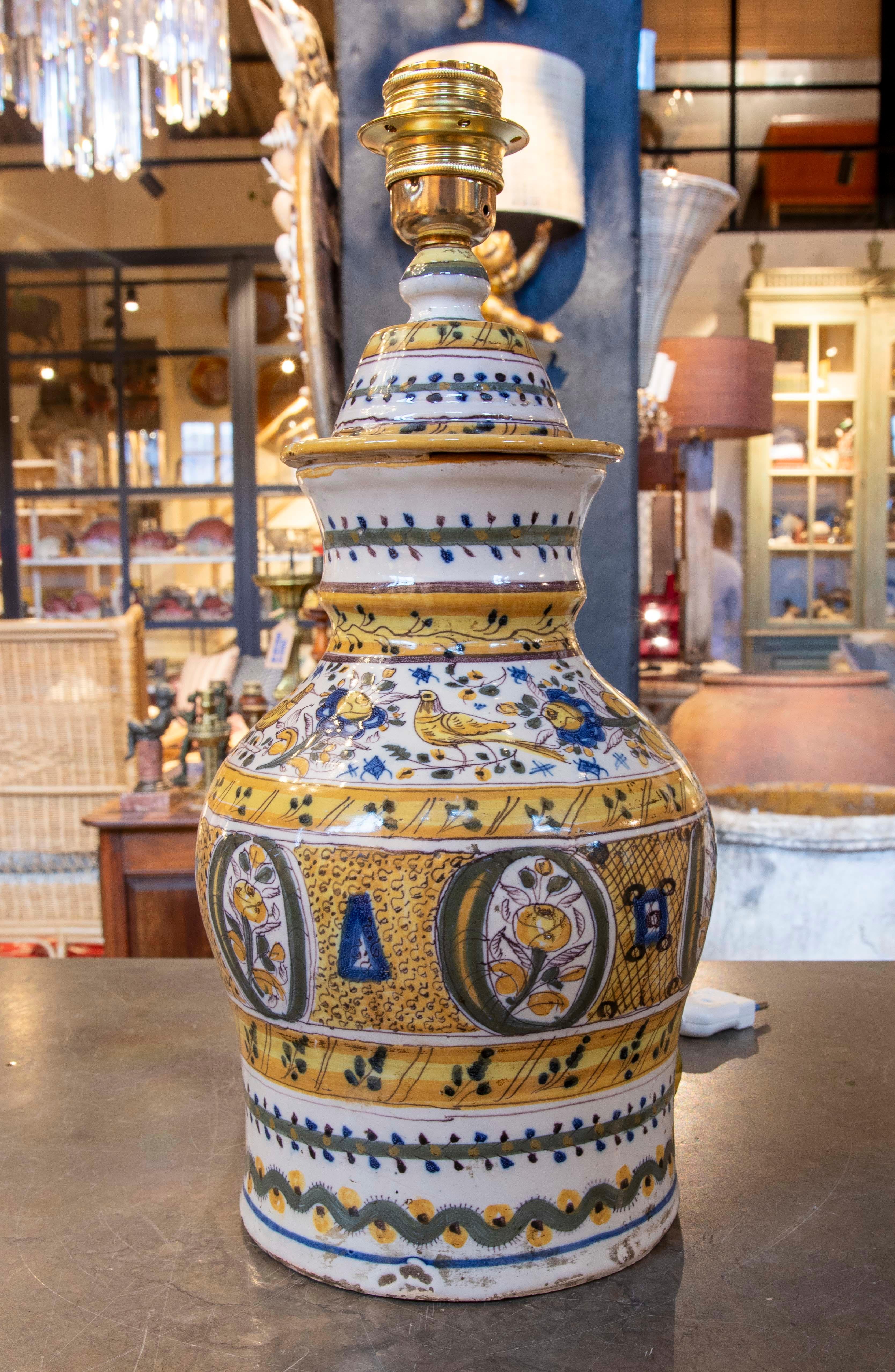 Espagnol Poterie espagnole Talavera du 19ème siècle transformée en lampe de table en vente
