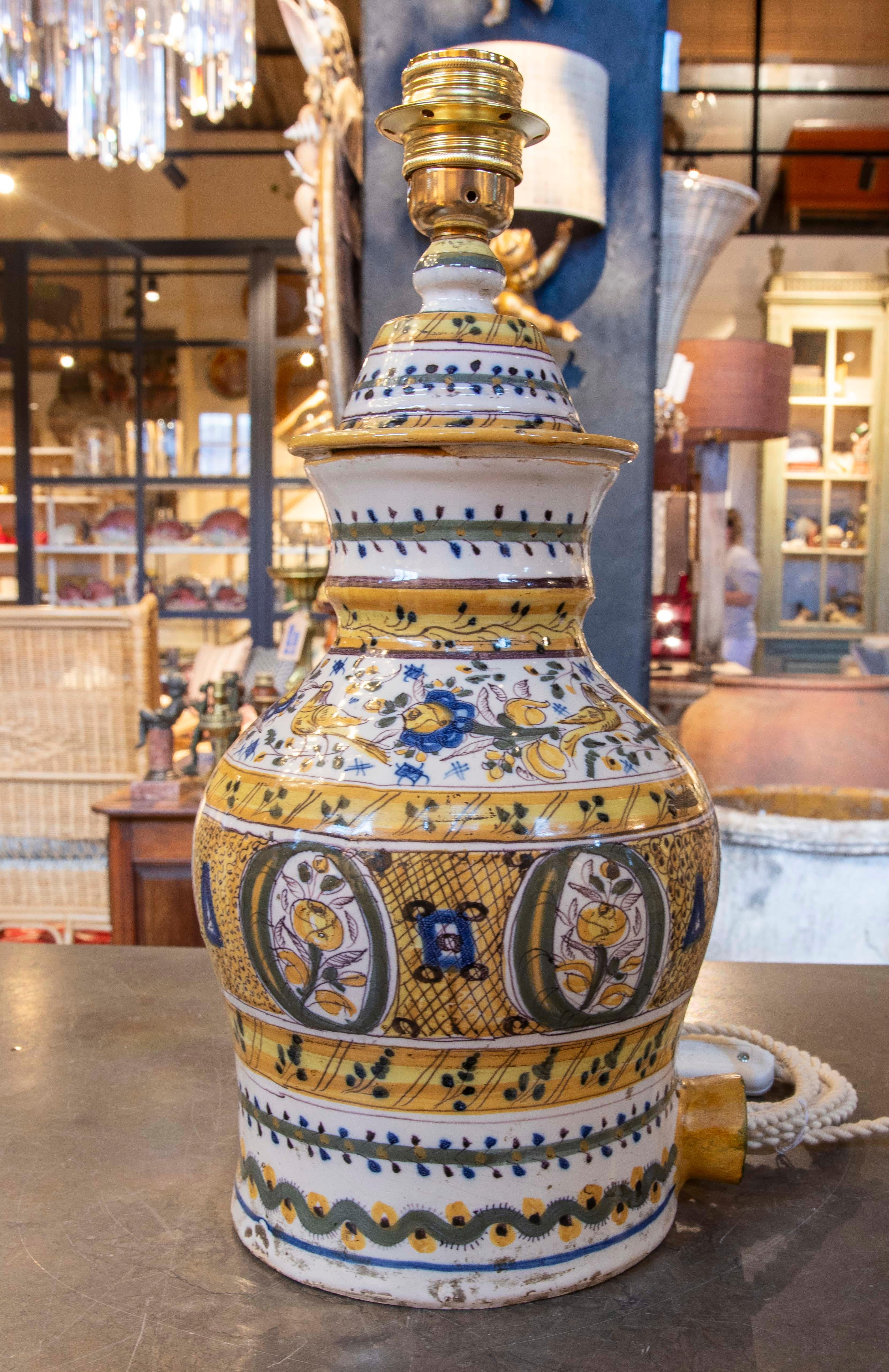 Vernissé Poterie espagnole Talavera du 19ème siècle transformée en lampe de table en vente