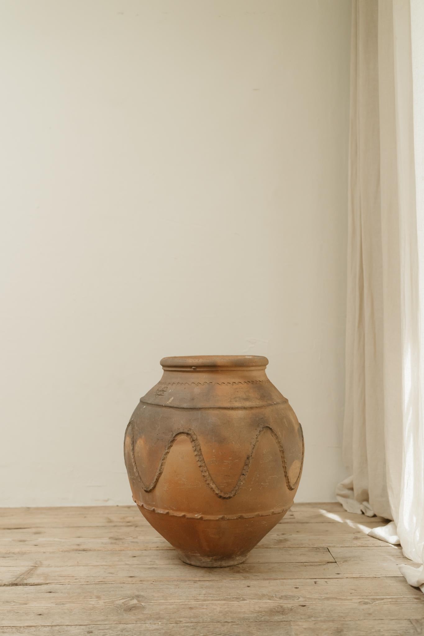 urna in terracotta piuttosto insolita, Spagna, XIX secolo, che può essere trasformata in una lampada,
ma anche come oggetto altamente decorativo, all'interno o all'esterno della casa...