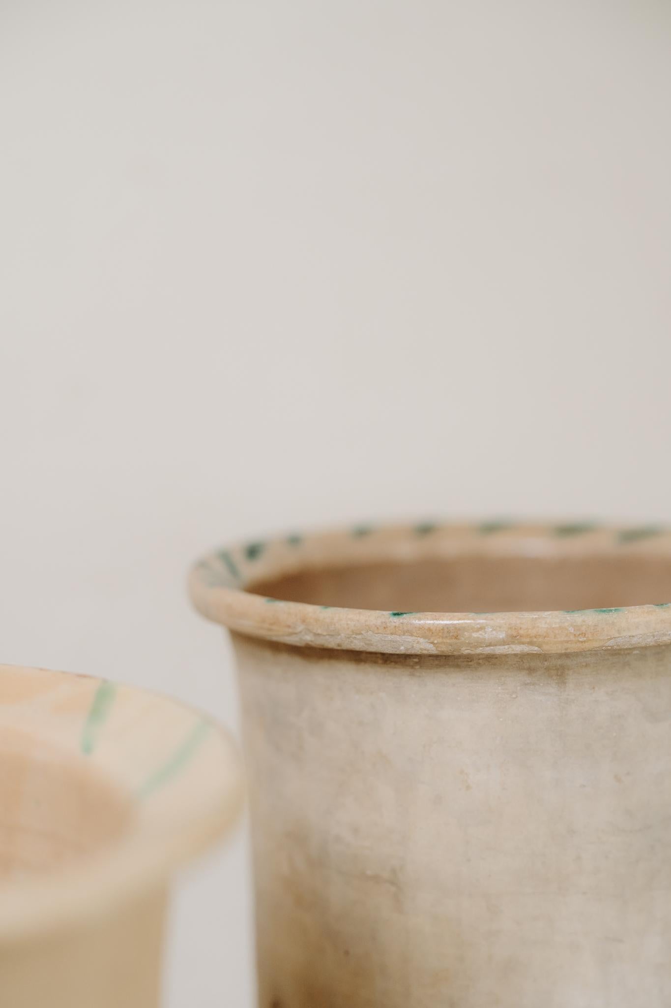 due vasi in terracotta spagnoli xl ... bella patina color crema ... 
venduti insieme ... uno è alto 37 cm e ha un diametro di 28 cm, il secondo è alto 38 cm e ha un diametro di 25 cm.