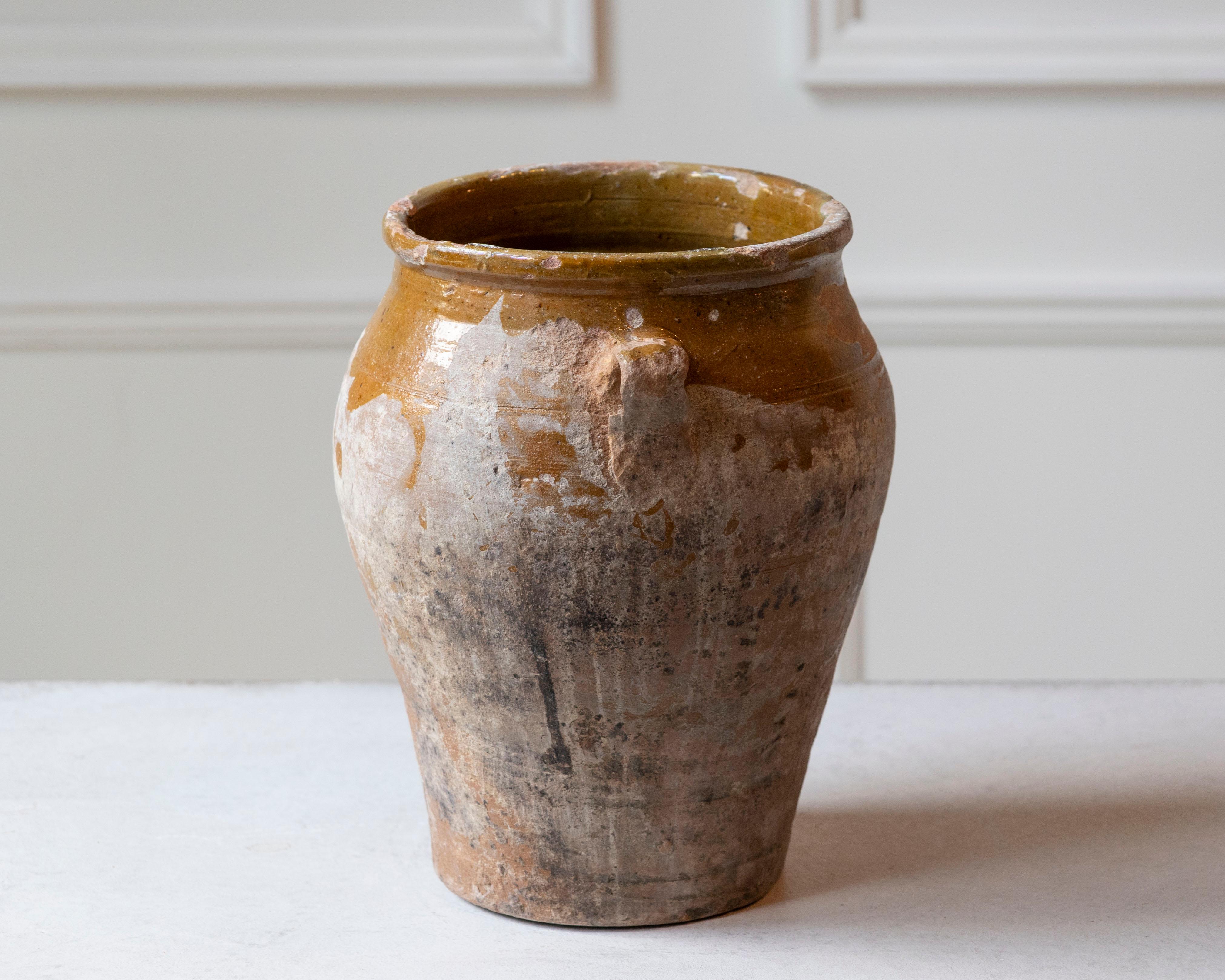 Spanischer Terrakotta-Krug des 19. Jahrhunderts mit ockerfarbener Glasur und verwitterter Patina im Zustand „Gut“ im Angebot in Atlanta, GA