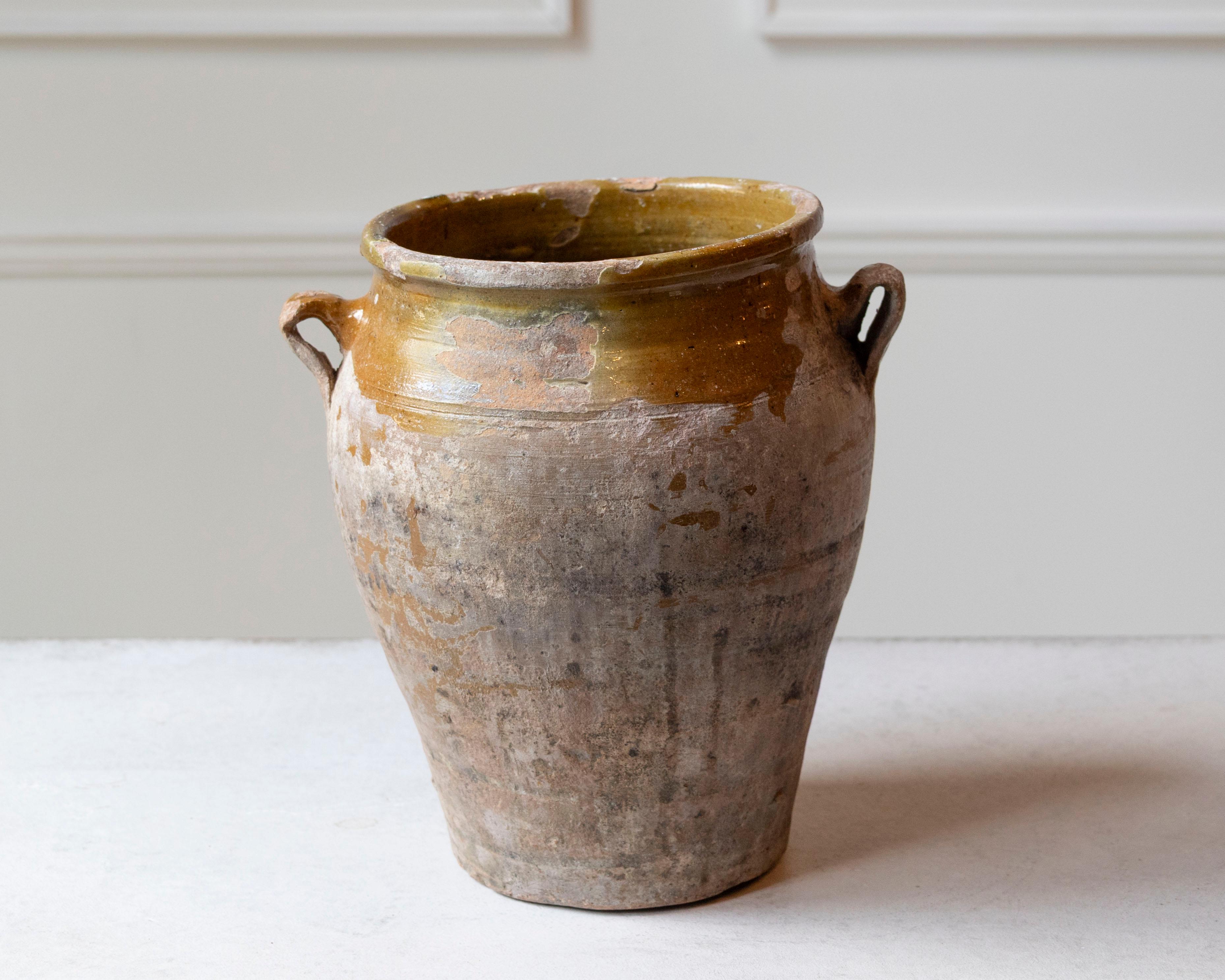 Spanischer Terrakotta-Krug des 19. Jahrhunderts mit ockerfarbener Glasur und verwitterter Patina im Angebot 2