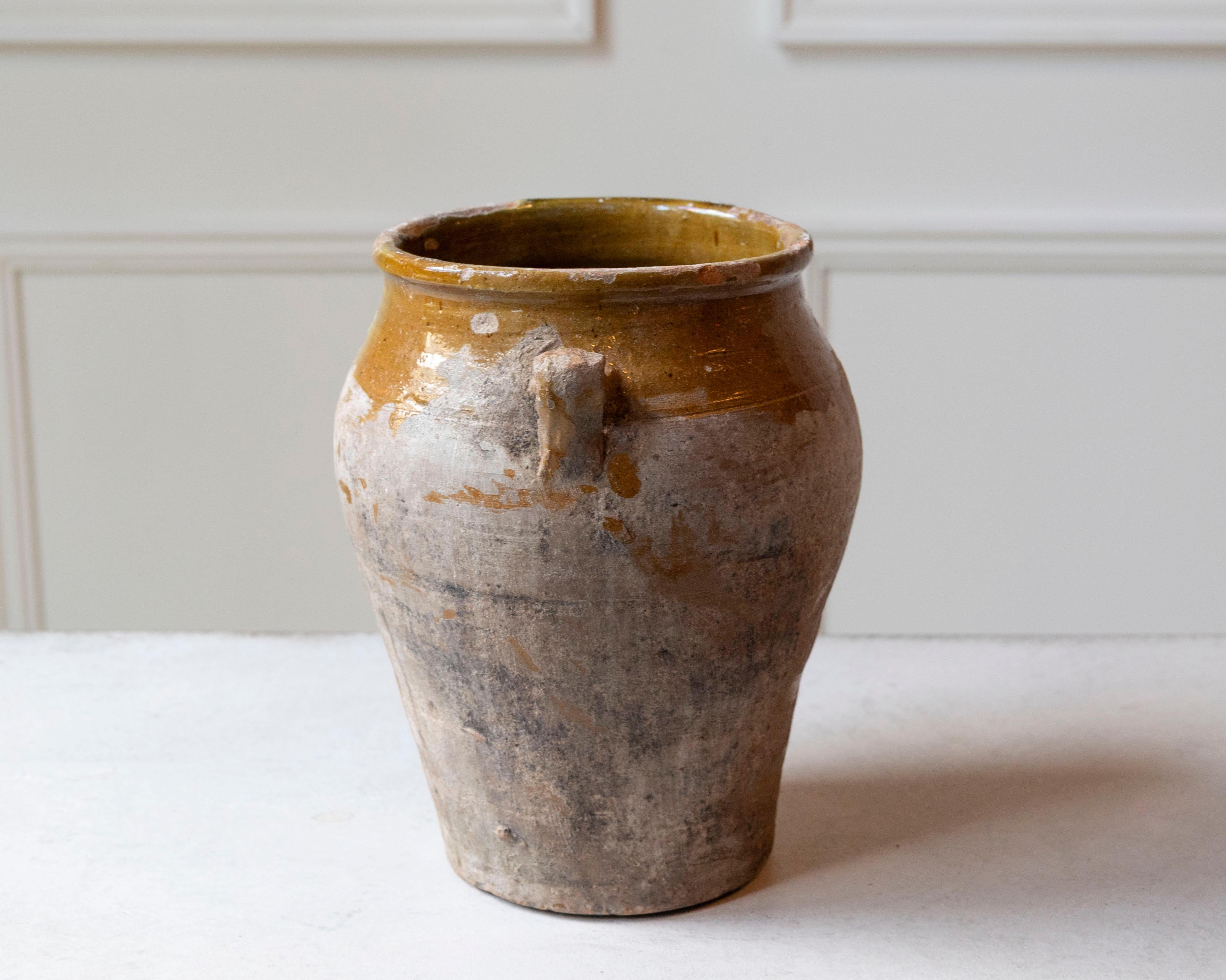 Spanischer Terrakotta-Krug des 19. Jahrhunderts mit ockerfarbener Glasur und verwitterter Patina im Angebot 3