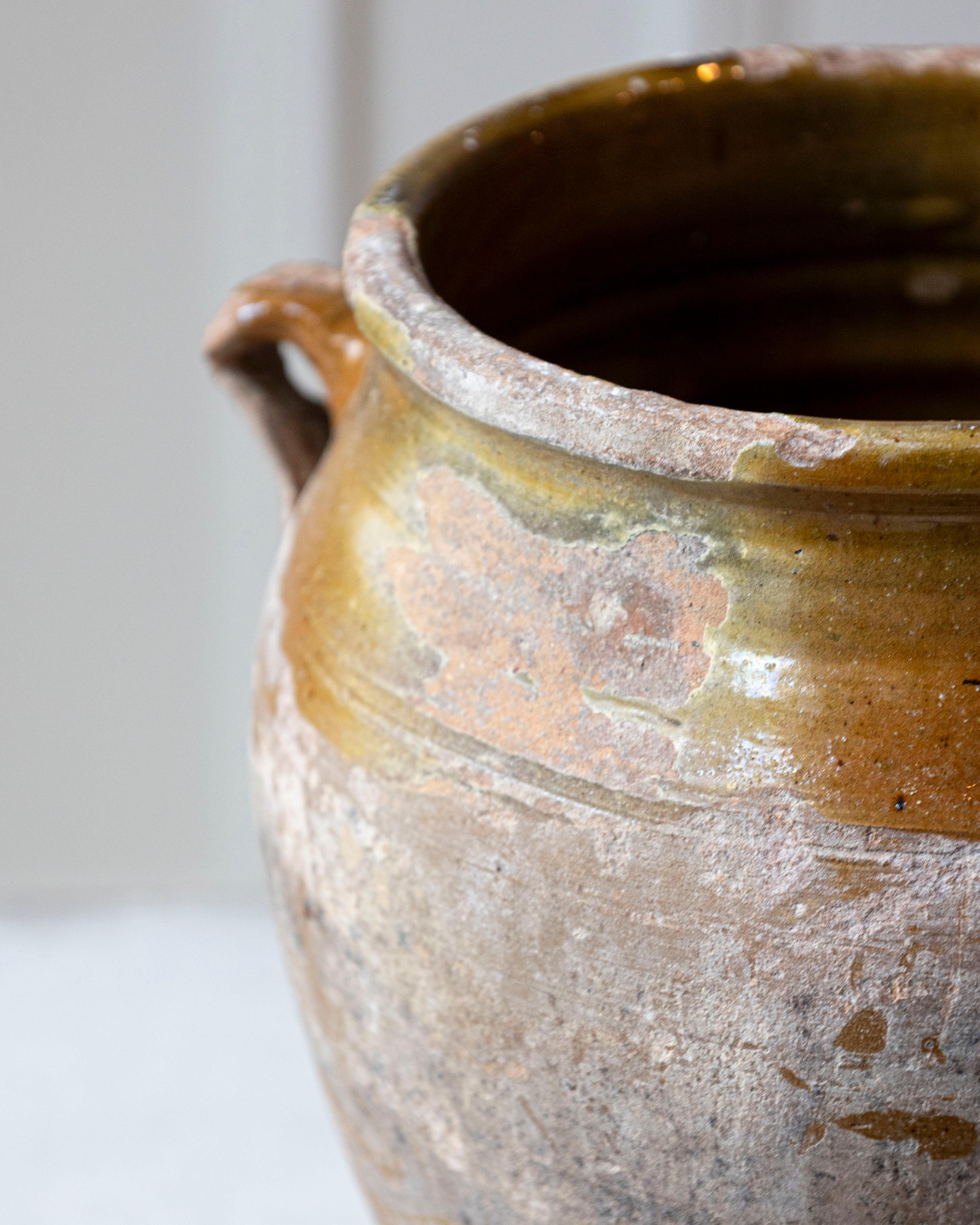 Spanischer Terrakotta-Krug des 19. Jahrhunderts mit ockerfarbener Glasur und verwitterter Patina im Angebot 4