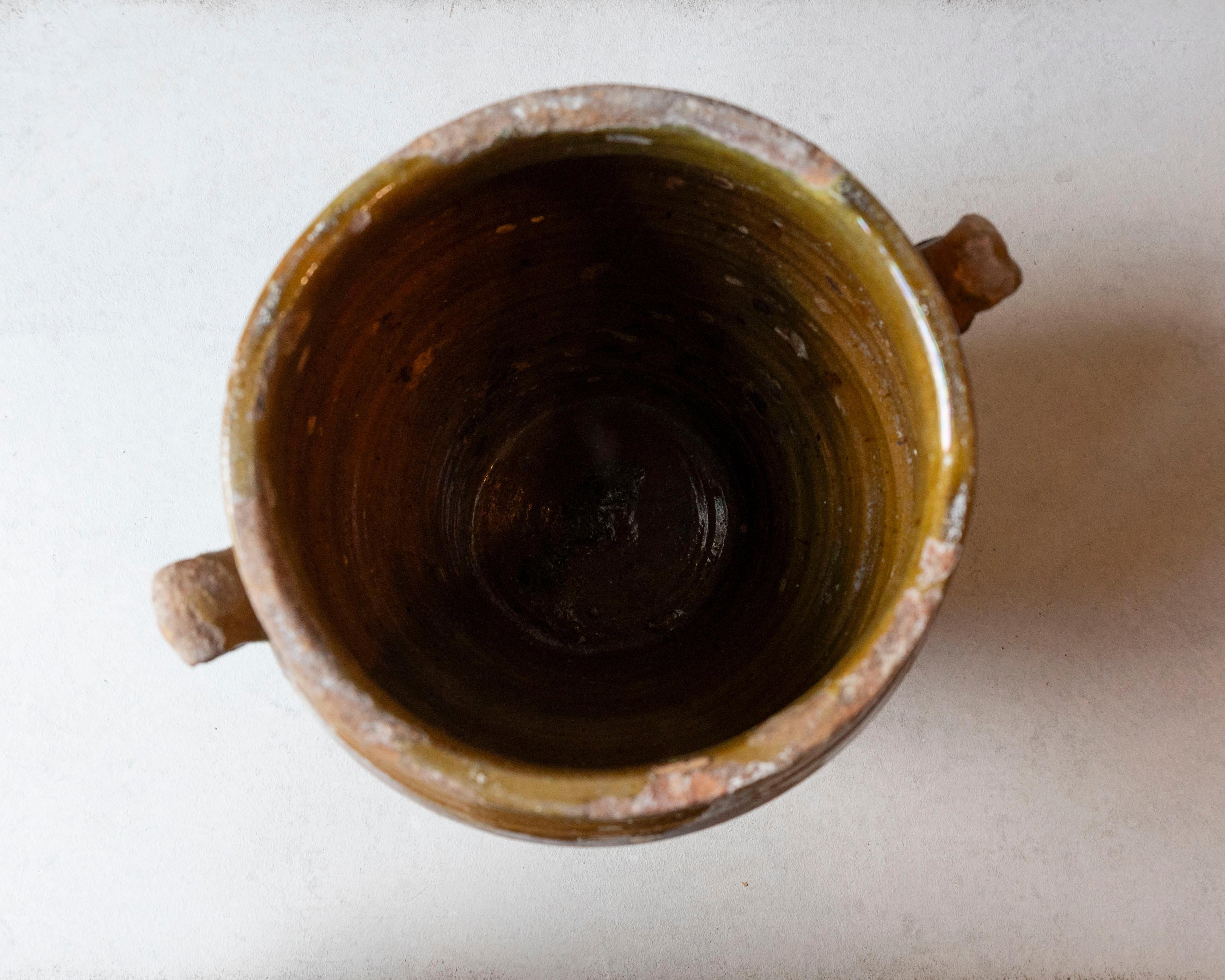 Spanischer Terrakotta-Krug des 19. Jahrhunderts mit ockerfarbener Glasur und verwitterter Patina im Angebot 5