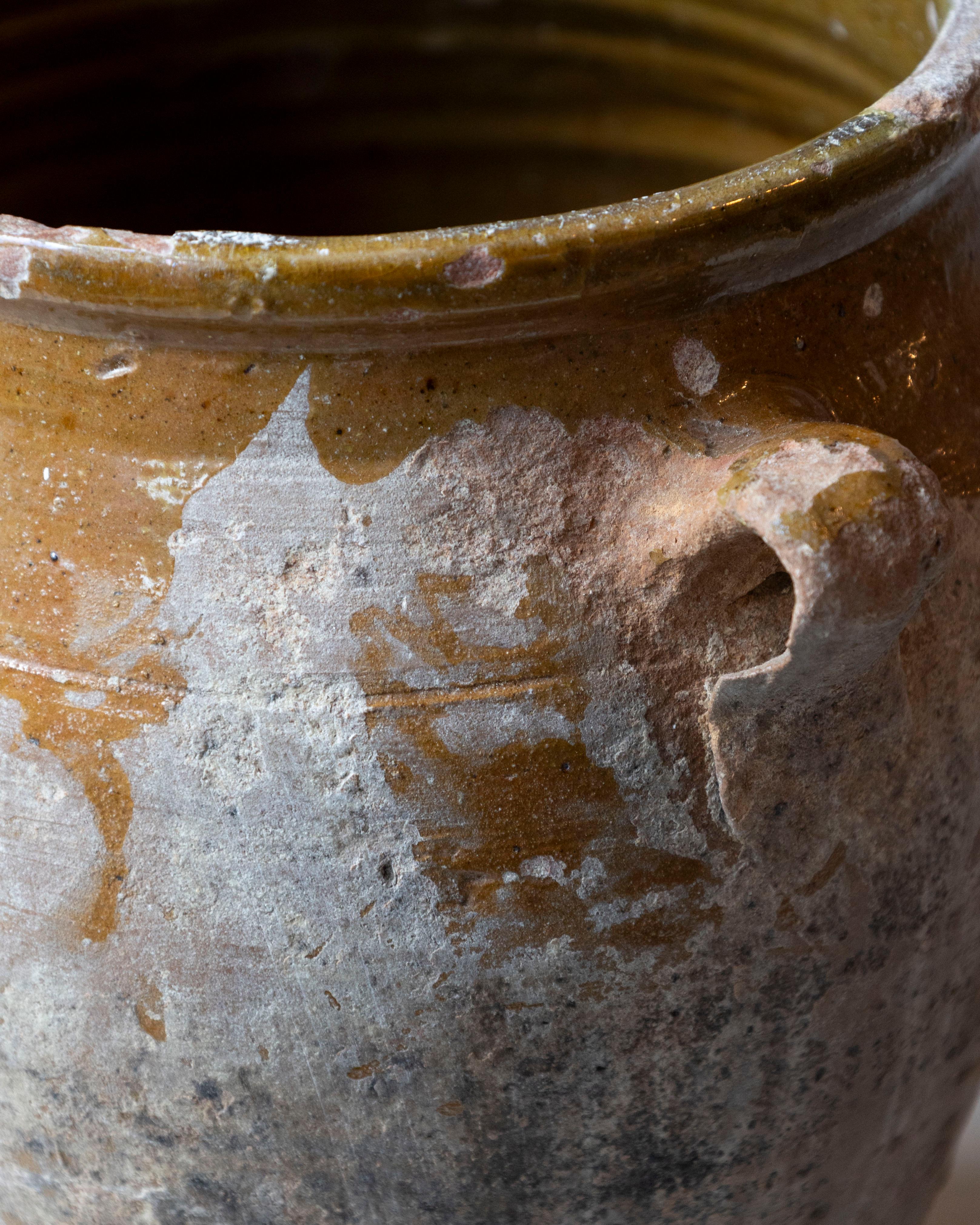 Spanischer Terrakotta-Krug des 19. Jahrhunderts mit ockerfarbener Glasur und verwitterter Patina im Angebot 6