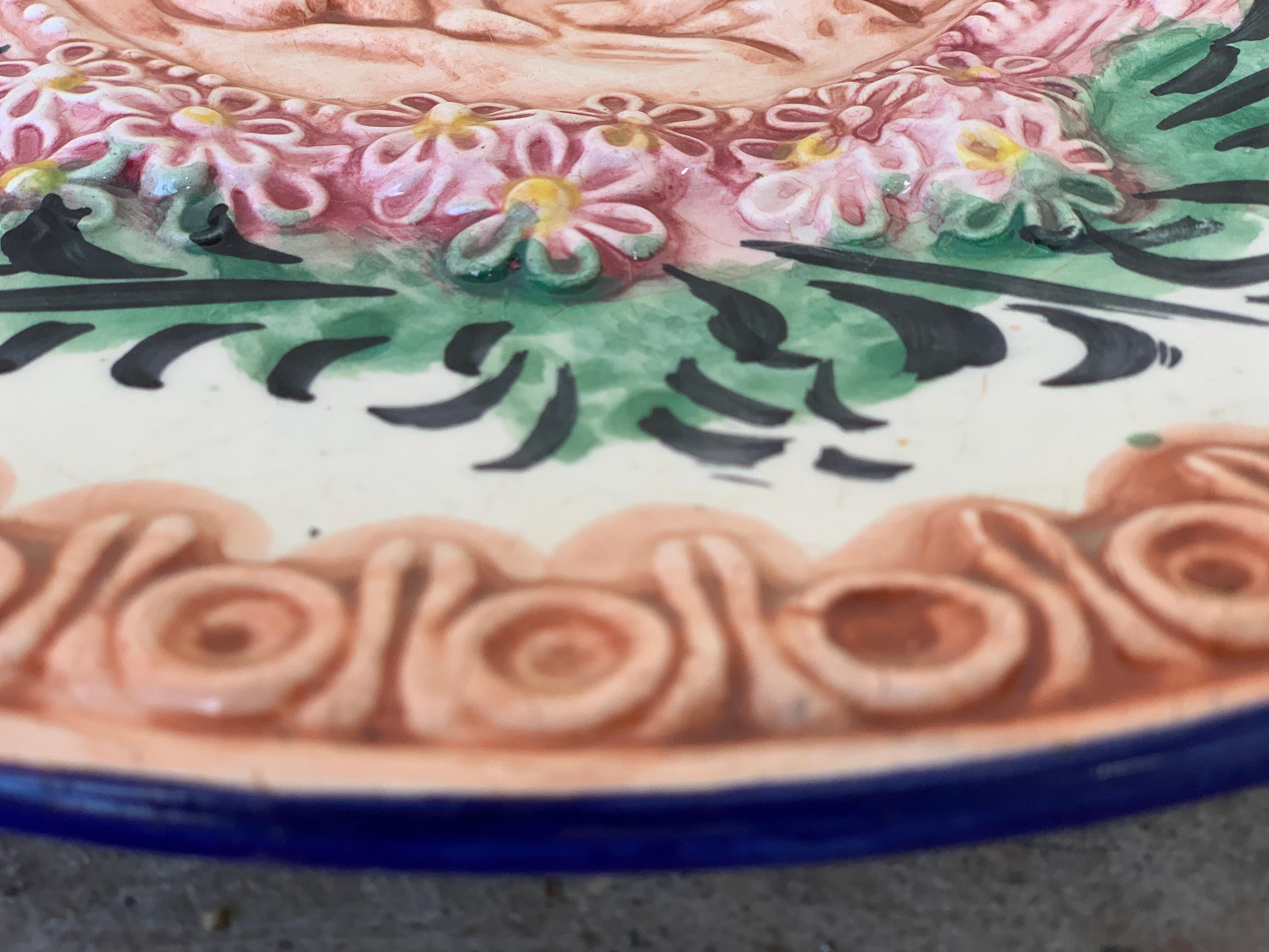 Plat en terre cuite en relief espagnol du 19ème siècle avec chérubins et fleurs Excellent état - En vente à Miami, FL
