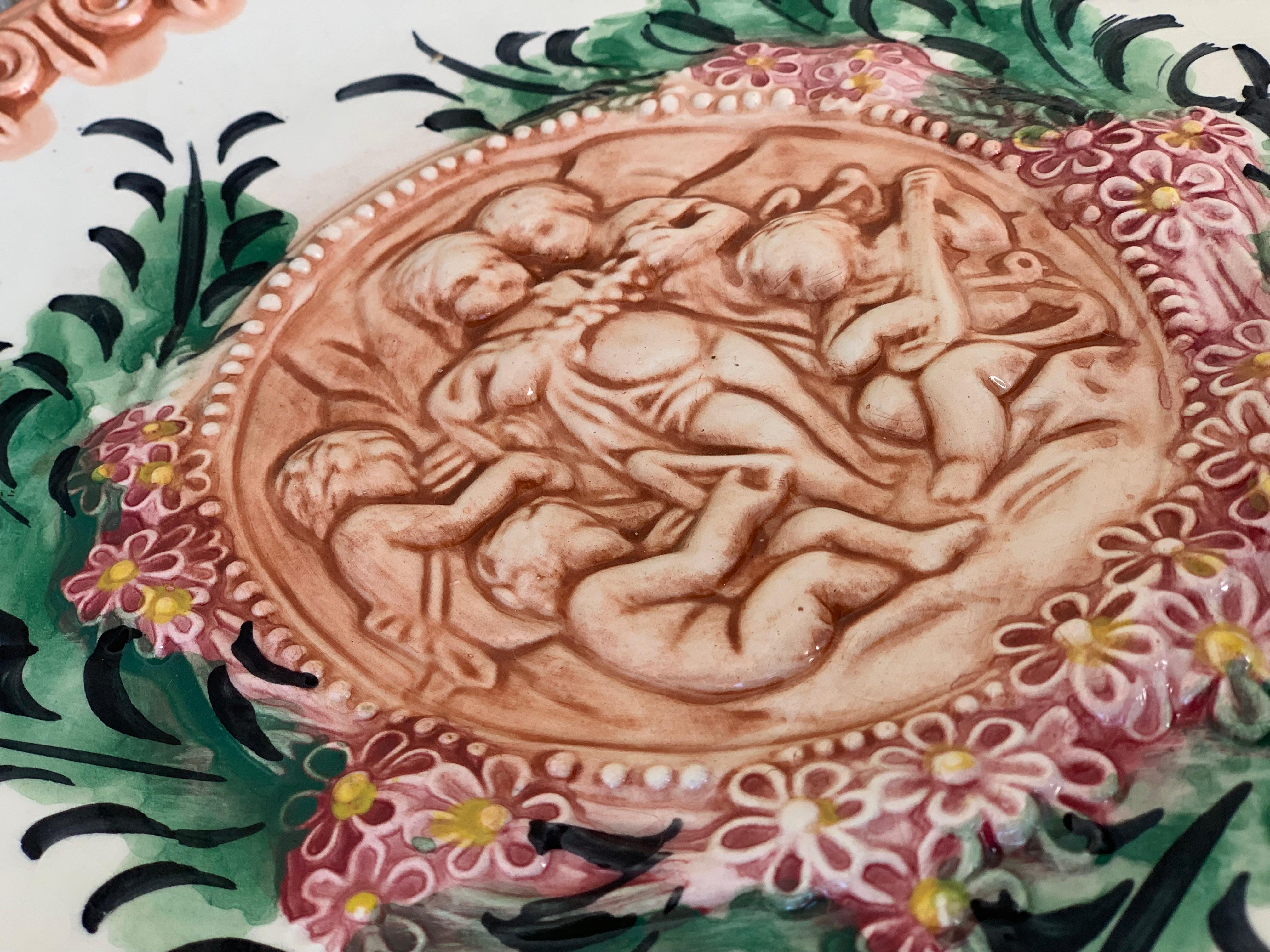 20ième siècle Plat en terre cuite en relief espagnol du 19ème siècle avec chérubins et fleurs en vente