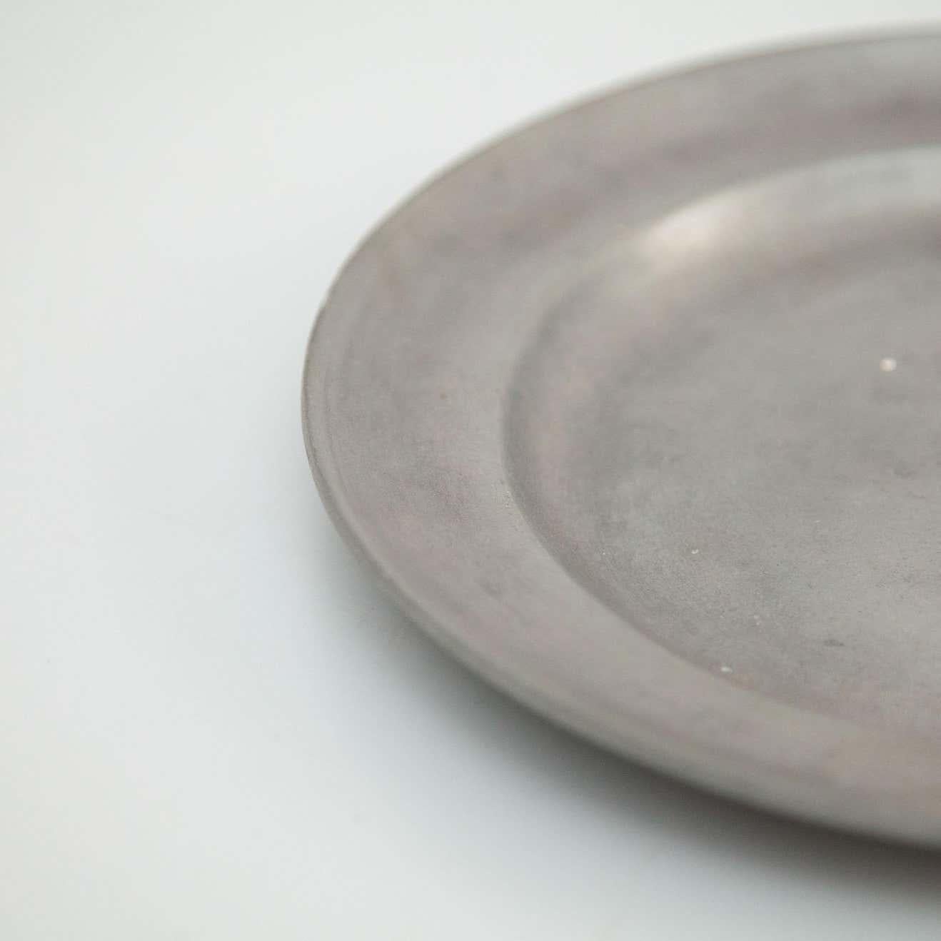 Mid-Century moderno Piatto tradizionale spagnolo in metallo del XIX secolo in vendita