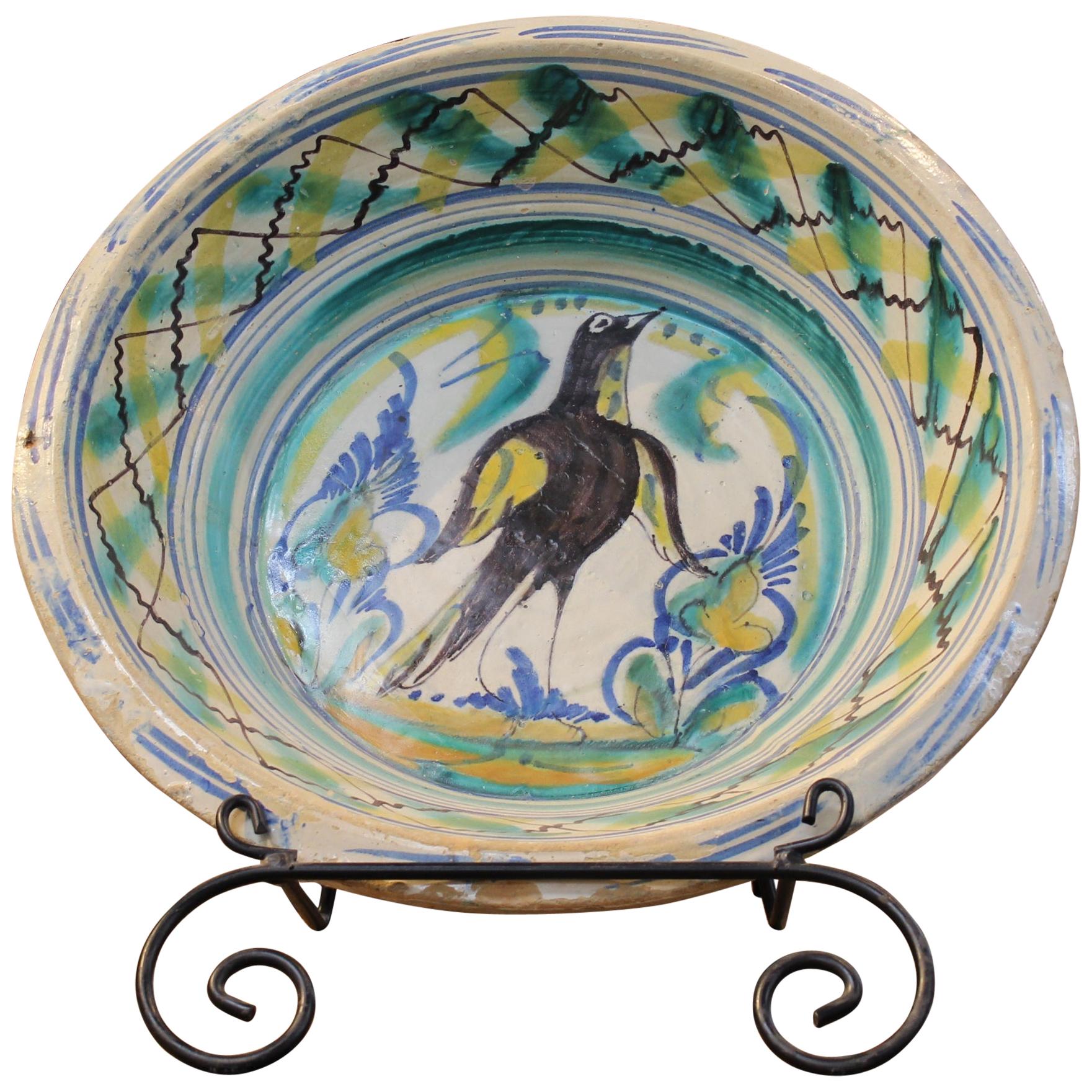 Spanischer Triana-Keramikteller „Lebrillo“ des 19. Jahrhunderts mit bemaltem Vogel