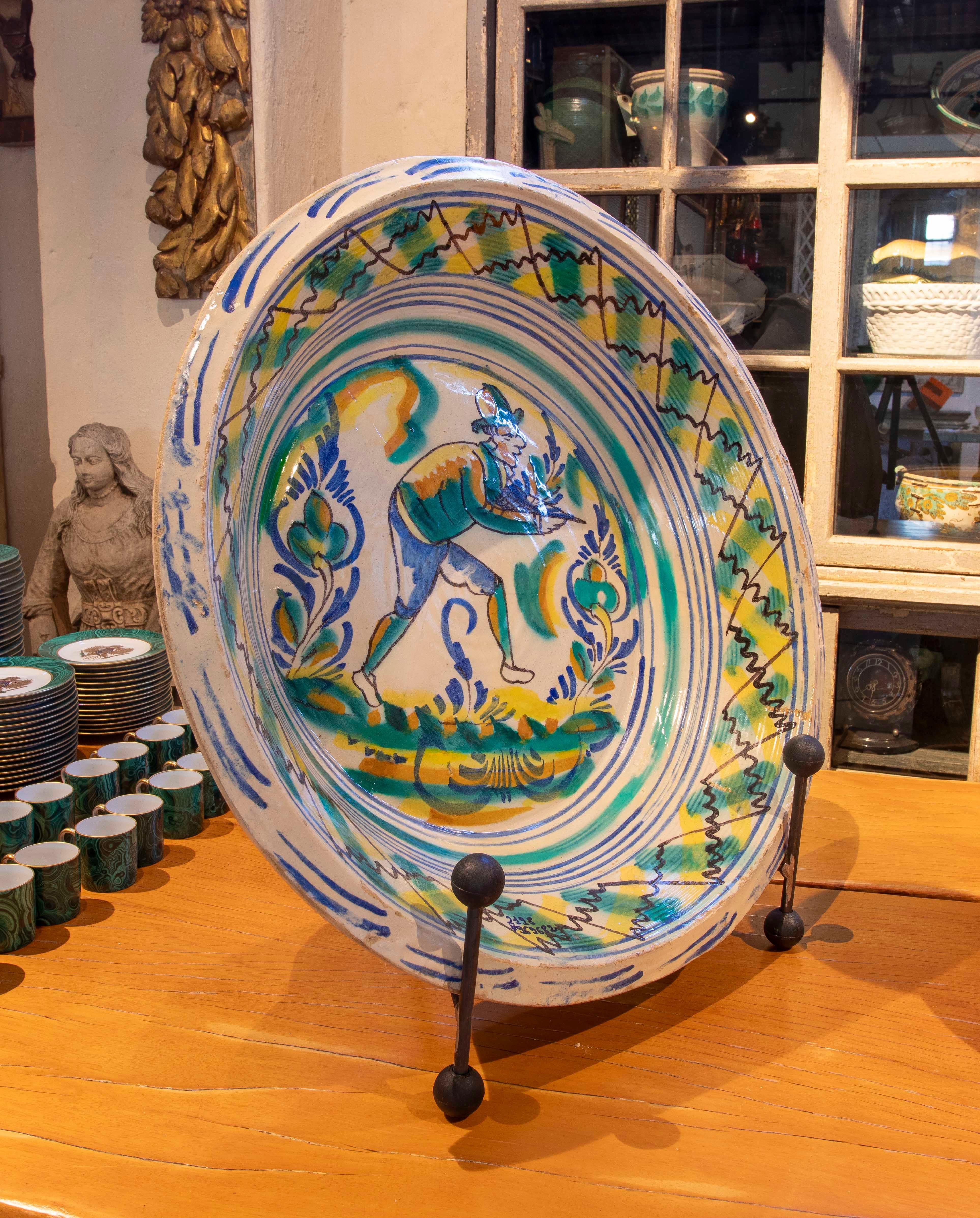 Spanischer Triana-Keramikteller „Lebrillo“ des 19. Jahrhunderts mit bemalter Person im Angebot 10