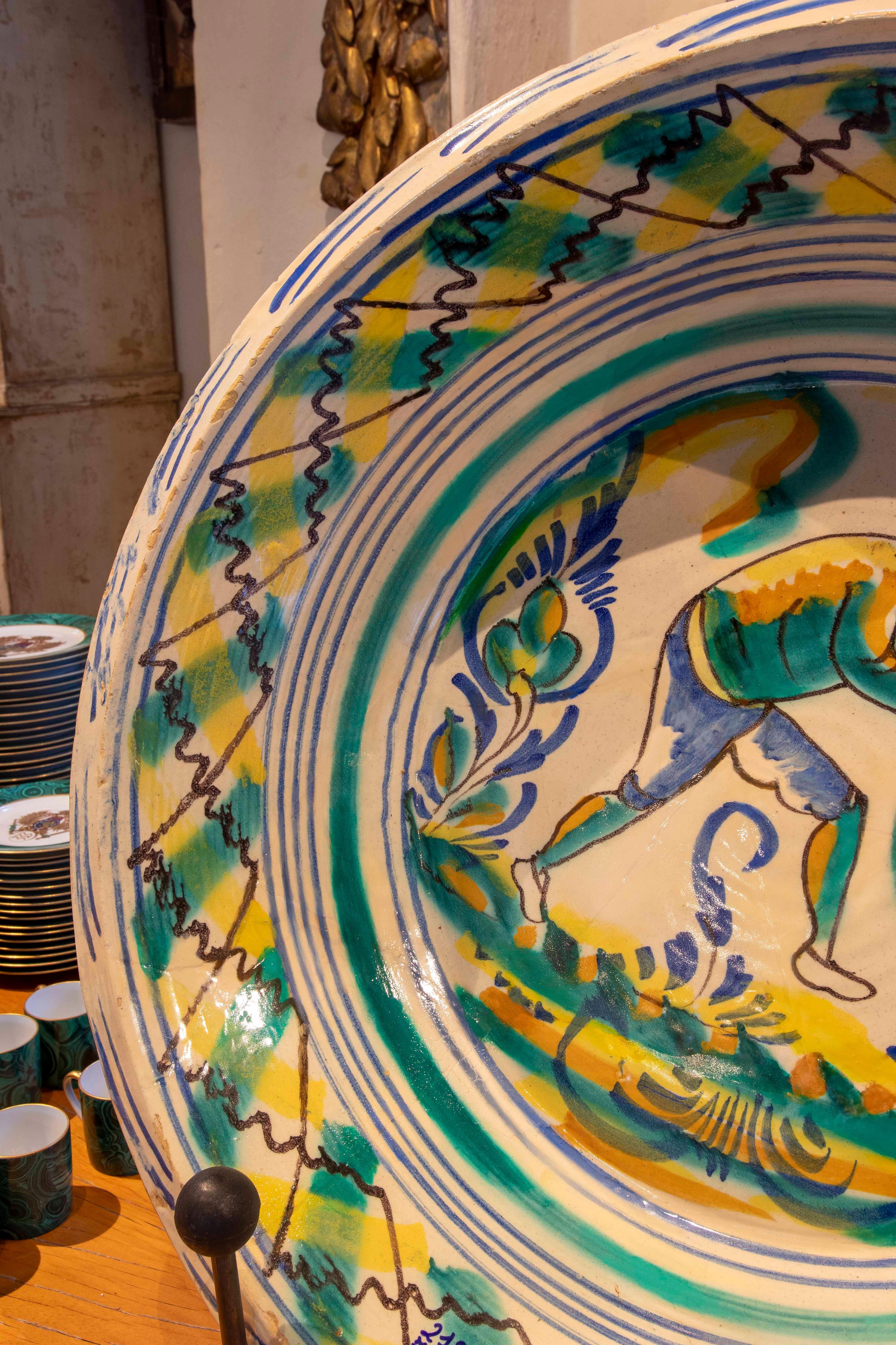 Spanischer Triana-Keramikteller „Lebrillo“ des 19. Jahrhunderts mit bemalter Person im Angebot 13