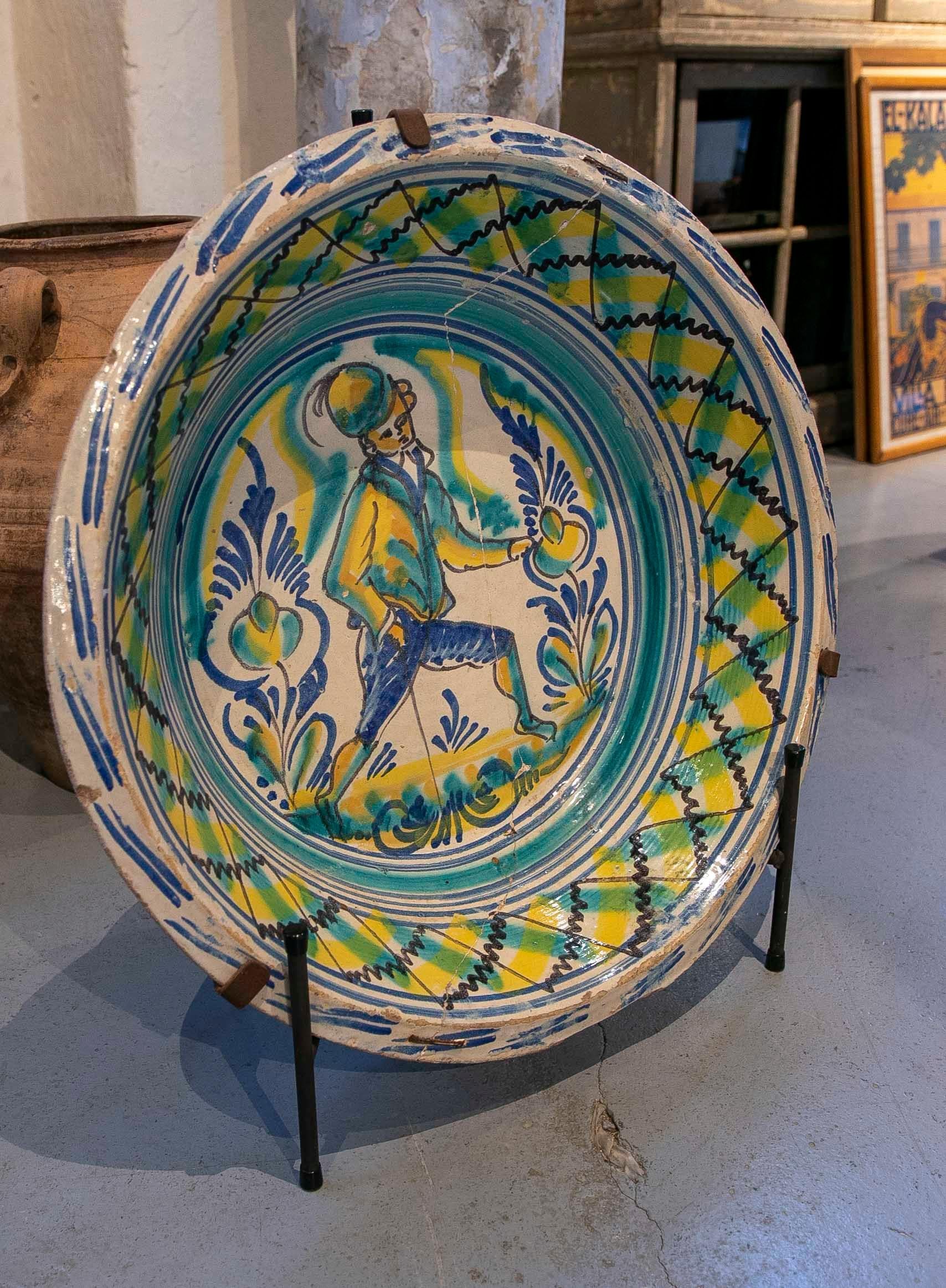 Spanischer Triana-Keramikteller „Lebrillo“ des 19. Jahrhunderts mit bemalter Person  (Glasiert) im Angebot