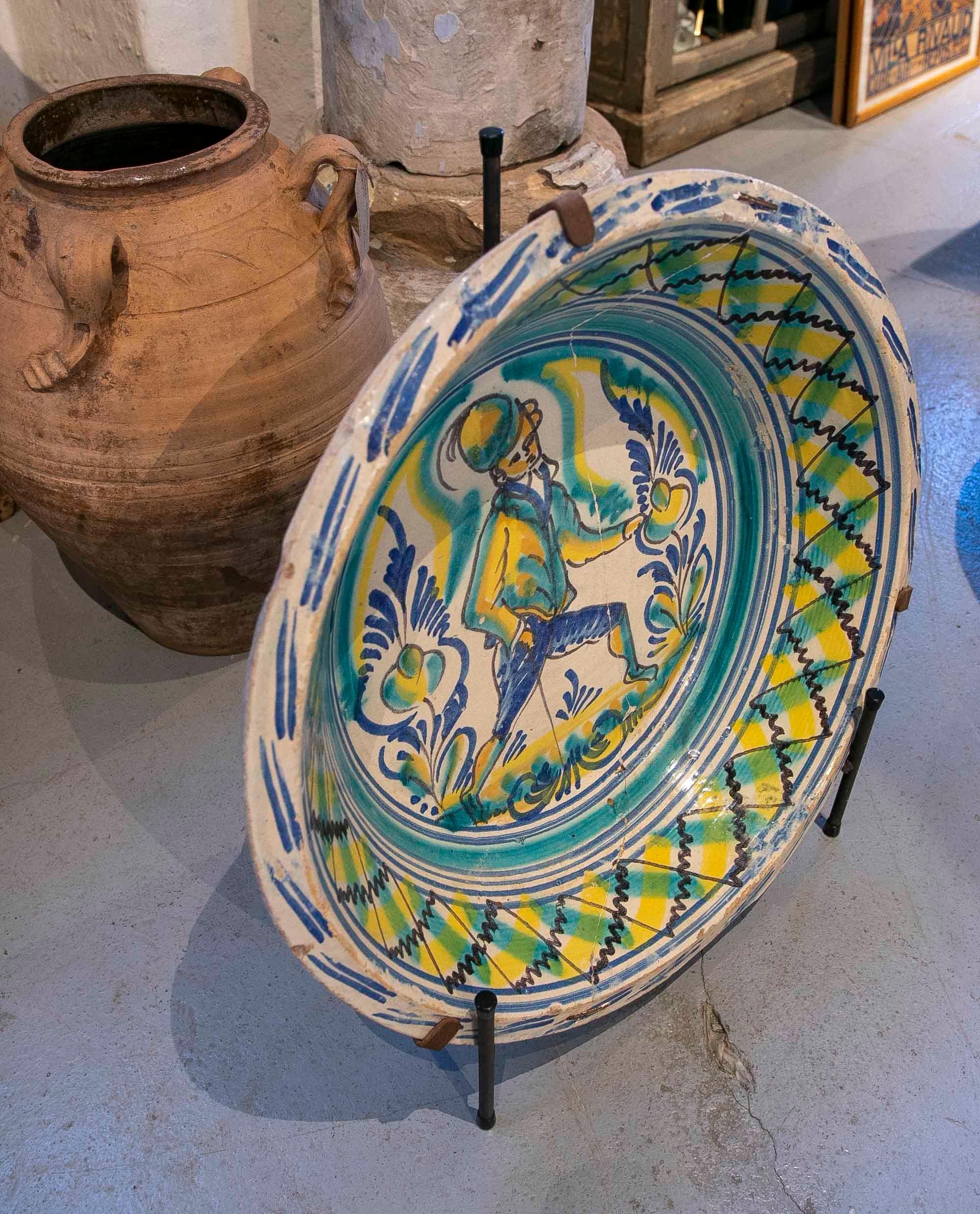 Spanischer Triana-Keramikteller „Lebrillo“ des 19. Jahrhunderts mit bemalter Person  im Zustand „Gut“ im Angebot in Marbella, ES