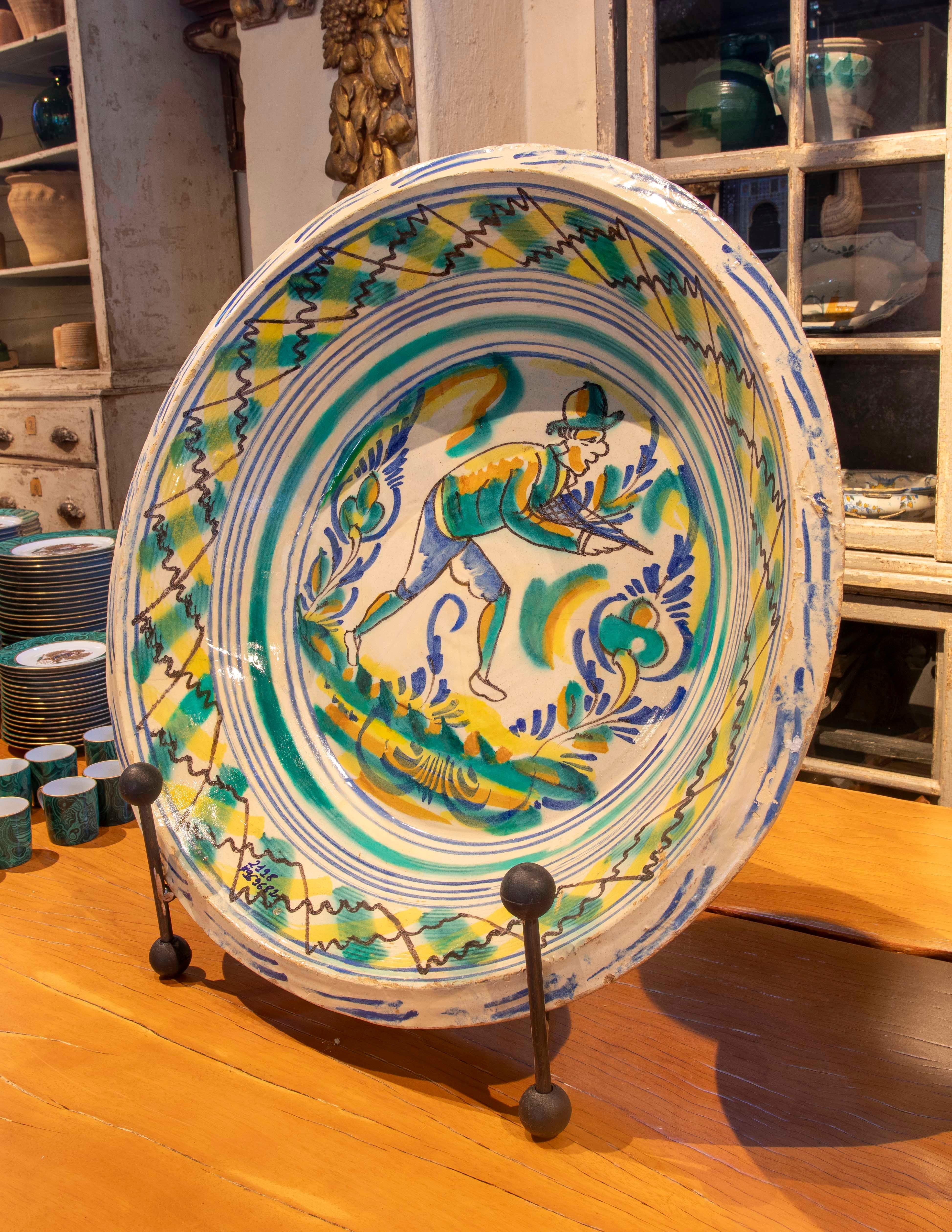 Spanischer Triana-Keramikteller „Lebrillo“ des 19. Jahrhunderts mit bemalter Person im Zustand „Gut“ im Angebot in Marbella, ES
