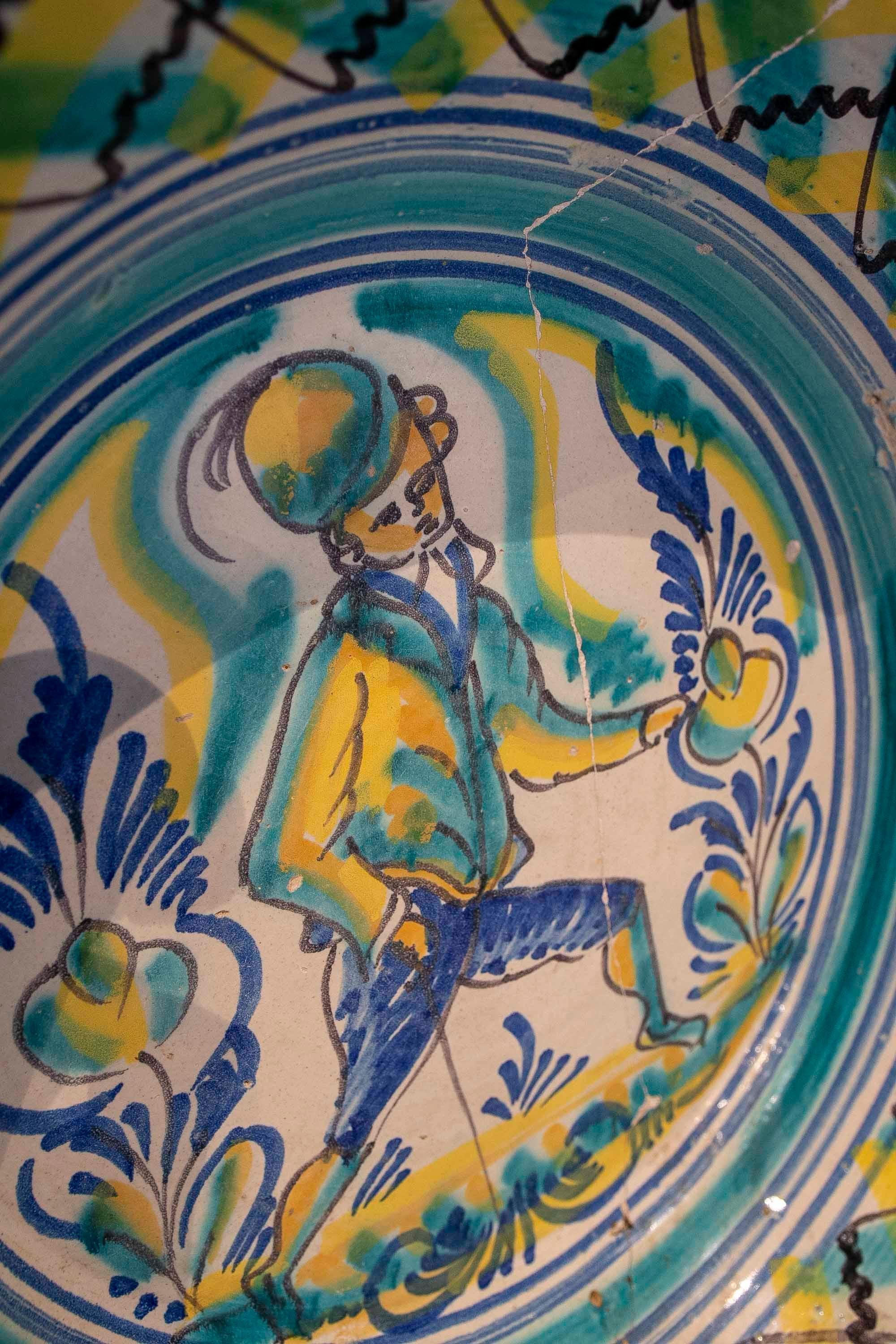 Spanischer Triana-Keramikteller „Lebrillo“ des 19. Jahrhunderts mit bemalter Person  im Angebot 1