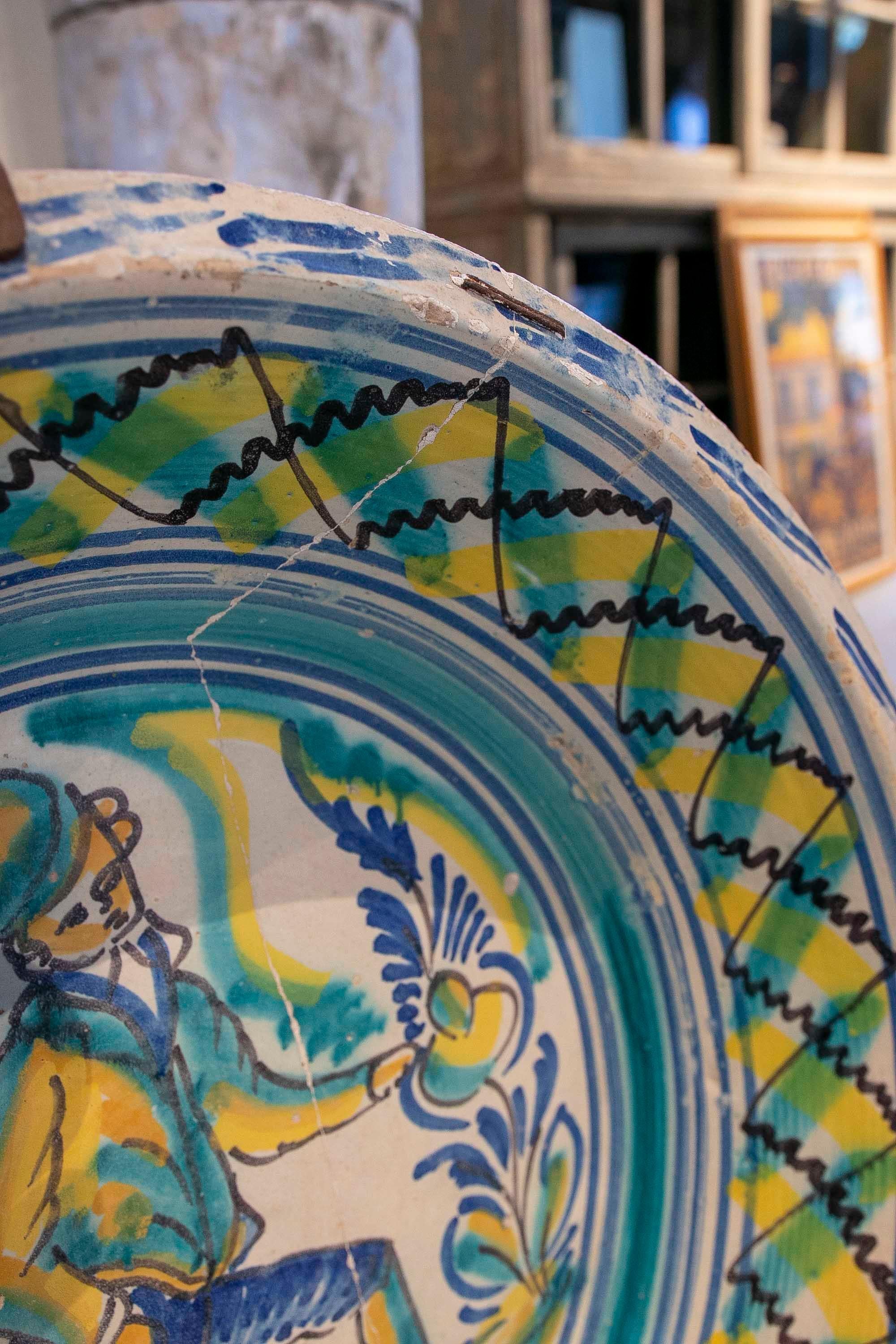 Spanischer Triana-Keramikteller „Lebrillo“ des 19. Jahrhunderts mit bemalter Person  im Angebot 2
