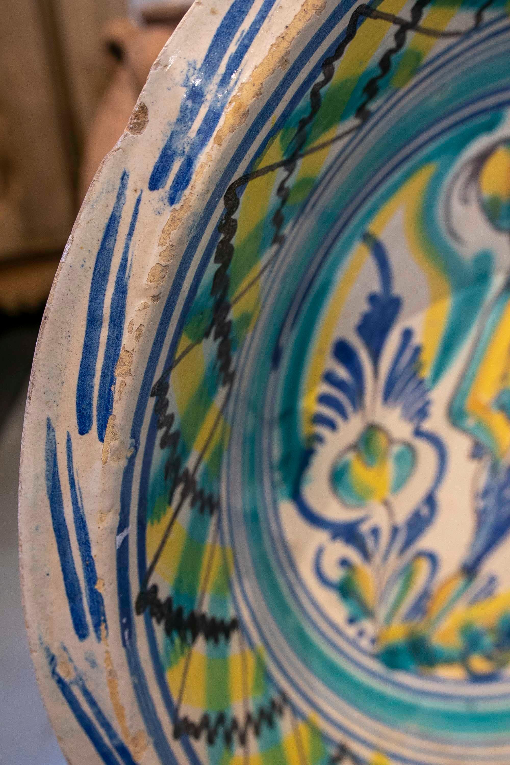 Spanischer Triana-Keramikteller „Lebrillo“ des 19. Jahrhunderts mit bemalter Person  im Angebot 4