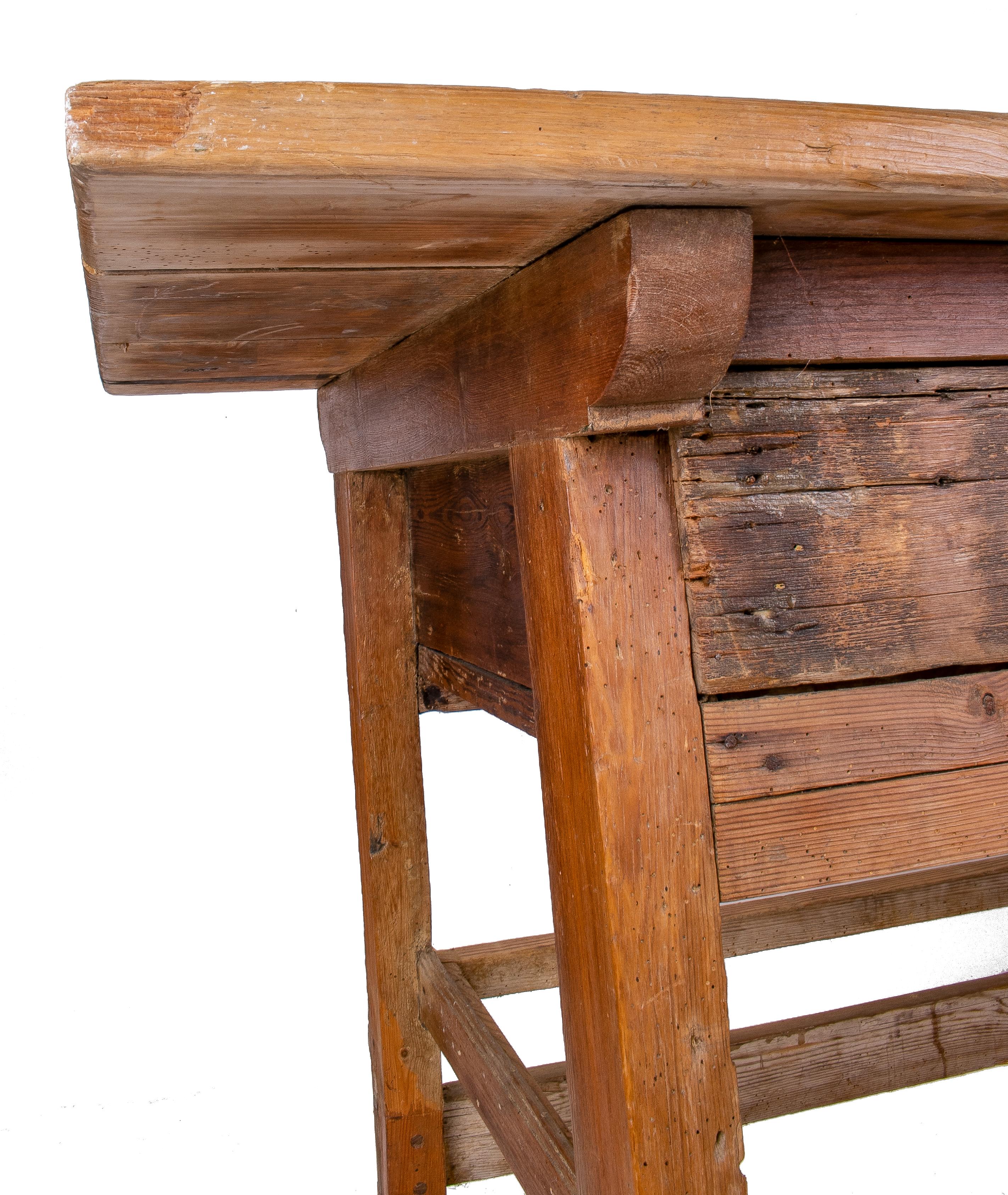 Table rustique espagnole à deux tiroirs du 19ème siècle avec poignées en fer Bon état - En vente à Marbella, ES