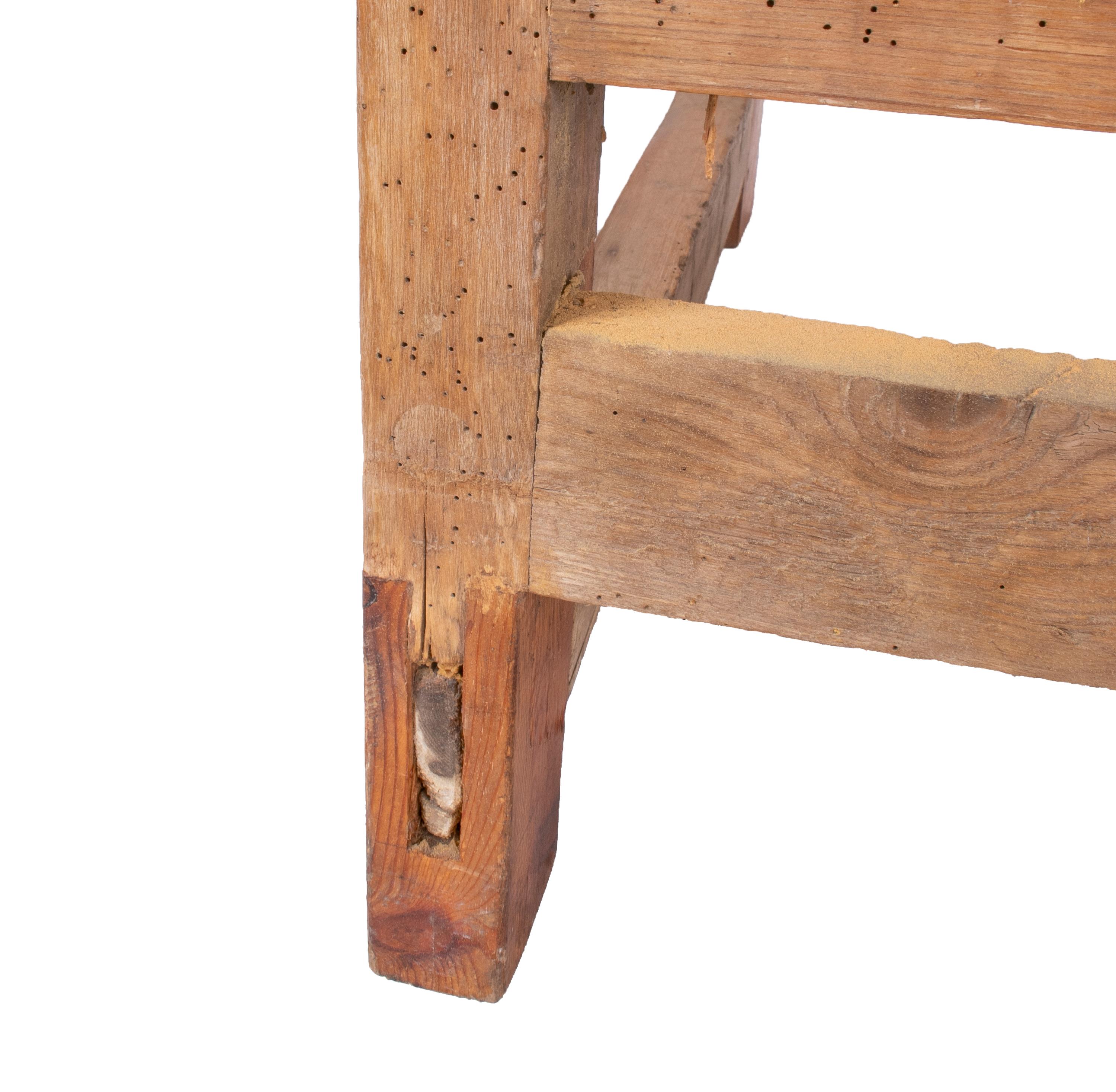 Rustikaler spanischer Zwei-Schubladen-Tisch des 19. Jahrhunderts mit Eisengriffen (Holz) im Angebot