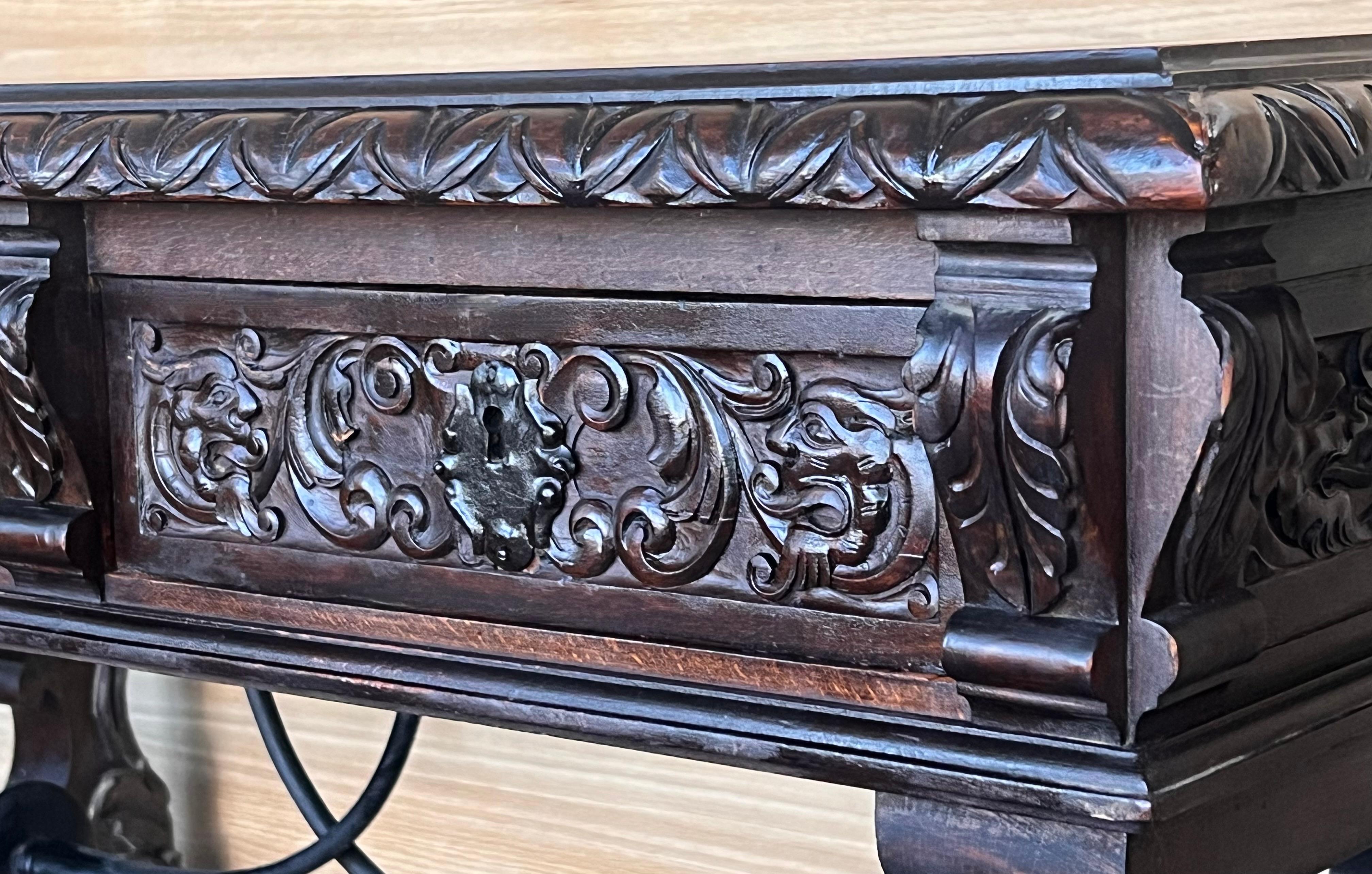 Table ou bureau de bibliothèque espagnol du 19e siècle en chêne à deux faces de style baroque en vente 3