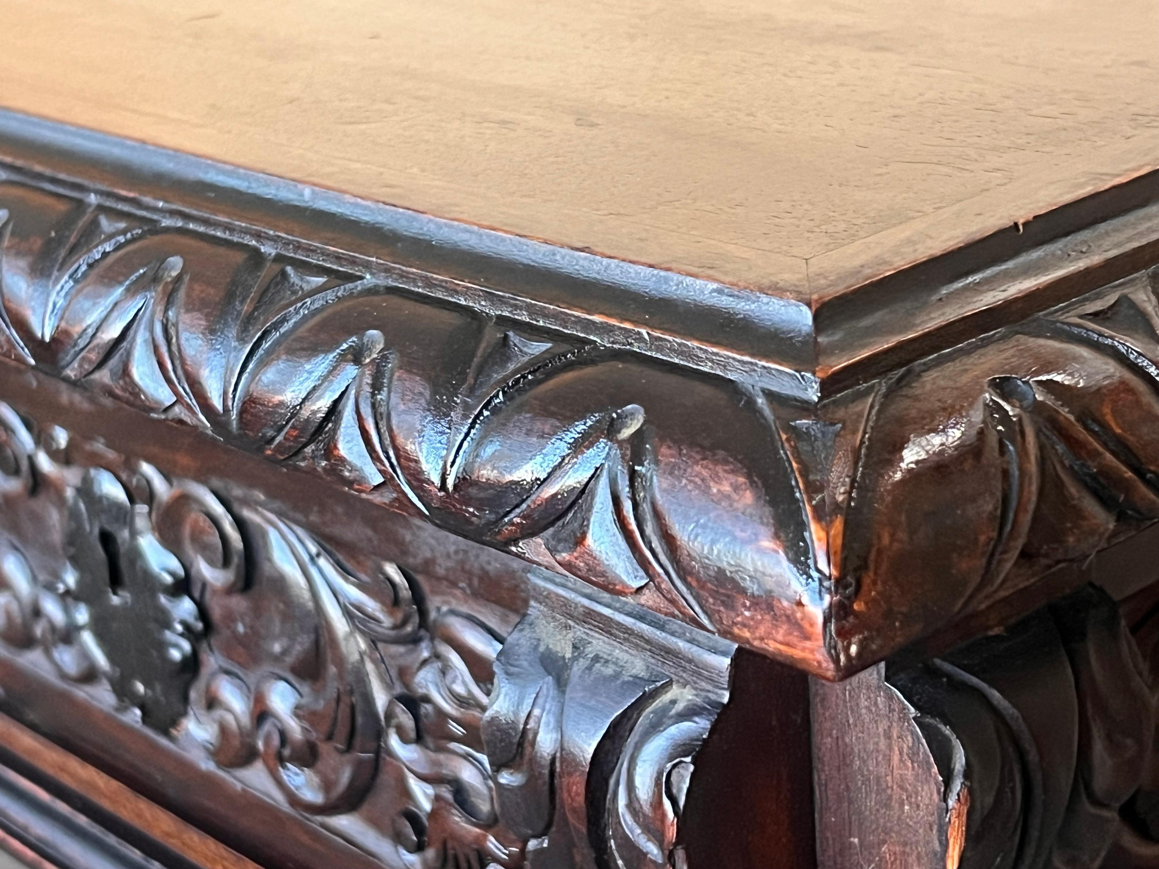 Table ou bureau de bibliothèque espagnol du 19e siècle en chêne à deux faces de style baroque en vente 4