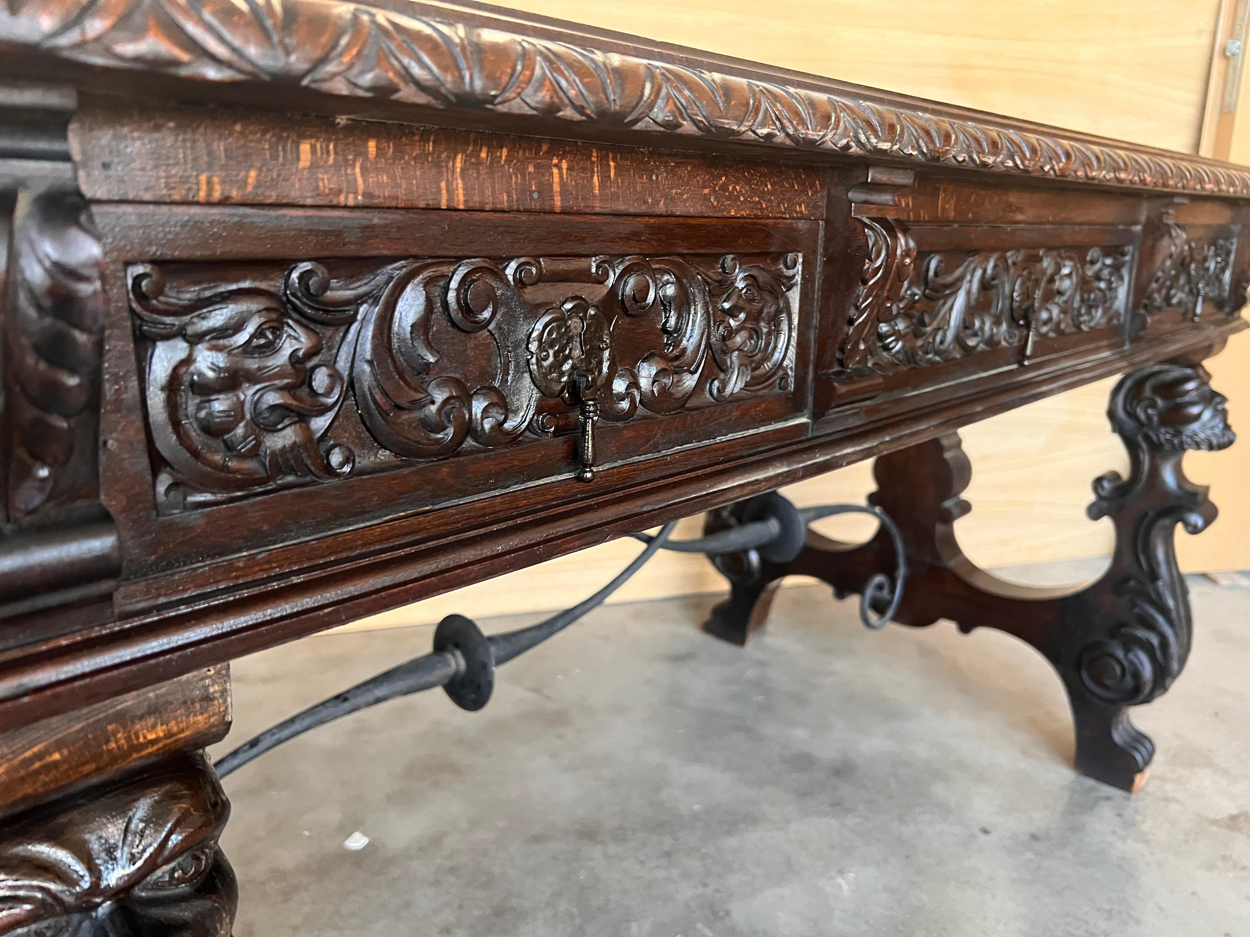 Table ou bureau de bibliothèque espagnol du 19e siècle en chêne à deux faces de style baroque en vente 8