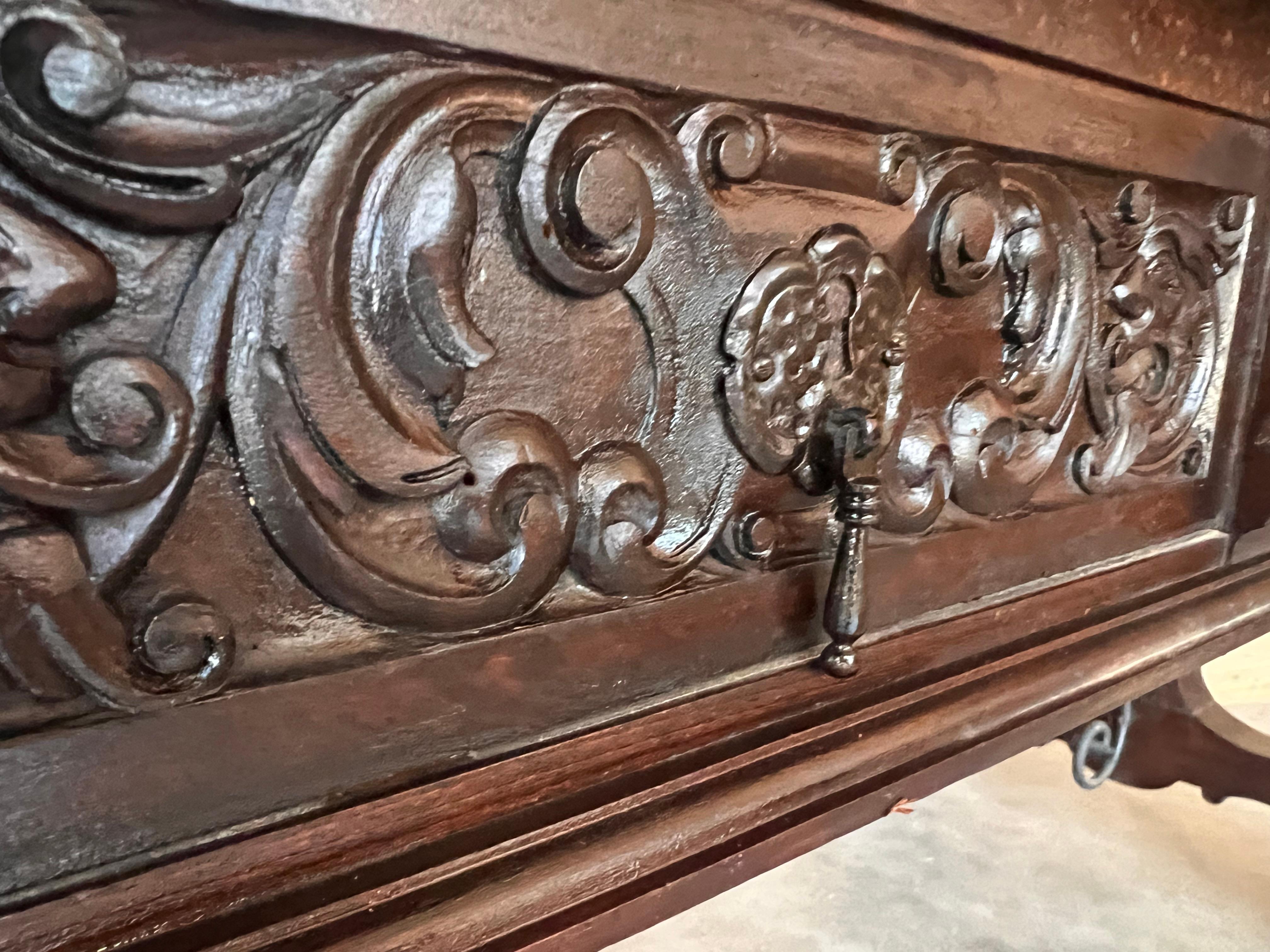 Table ou bureau de bibliothèque espagnol du 19e siècle en chêne à deux faces de style baroque en vente 9