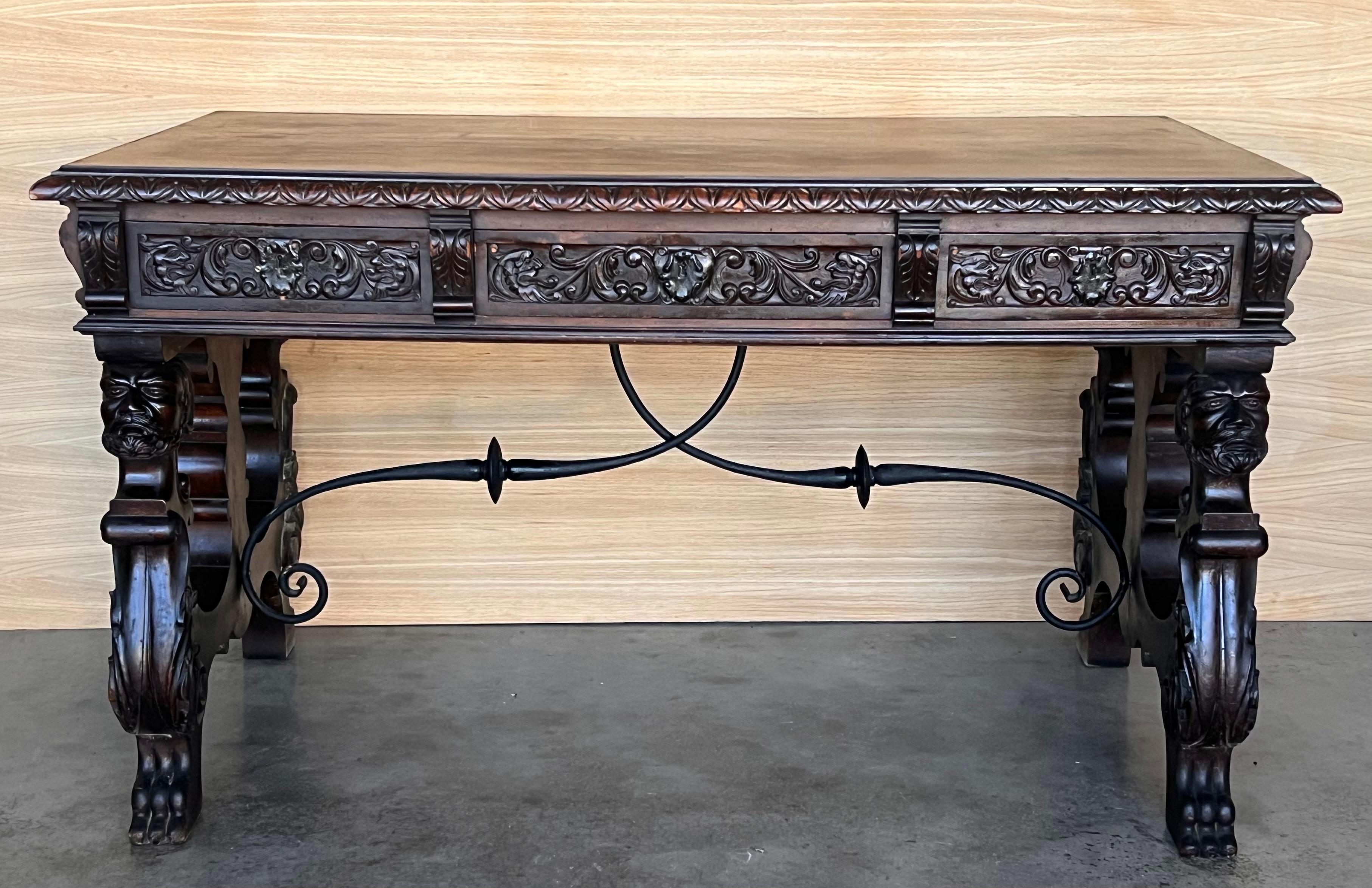 Beau meuble de bibliothèque en chêne pouvant servir de bureau ou de table de travail. Fabriqué en chêne avec des bords sculptés et godronnés. Un brancard en fer. Sculpté sur tous les côtés et cinq tiroirs en forme d'arcs, 19e siècle.
Des serrures et